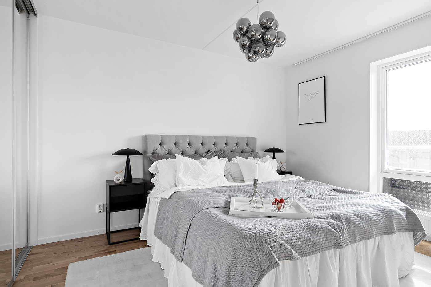 Master bedroom rymmer dubbelsäng med tillhörande nattduksbord