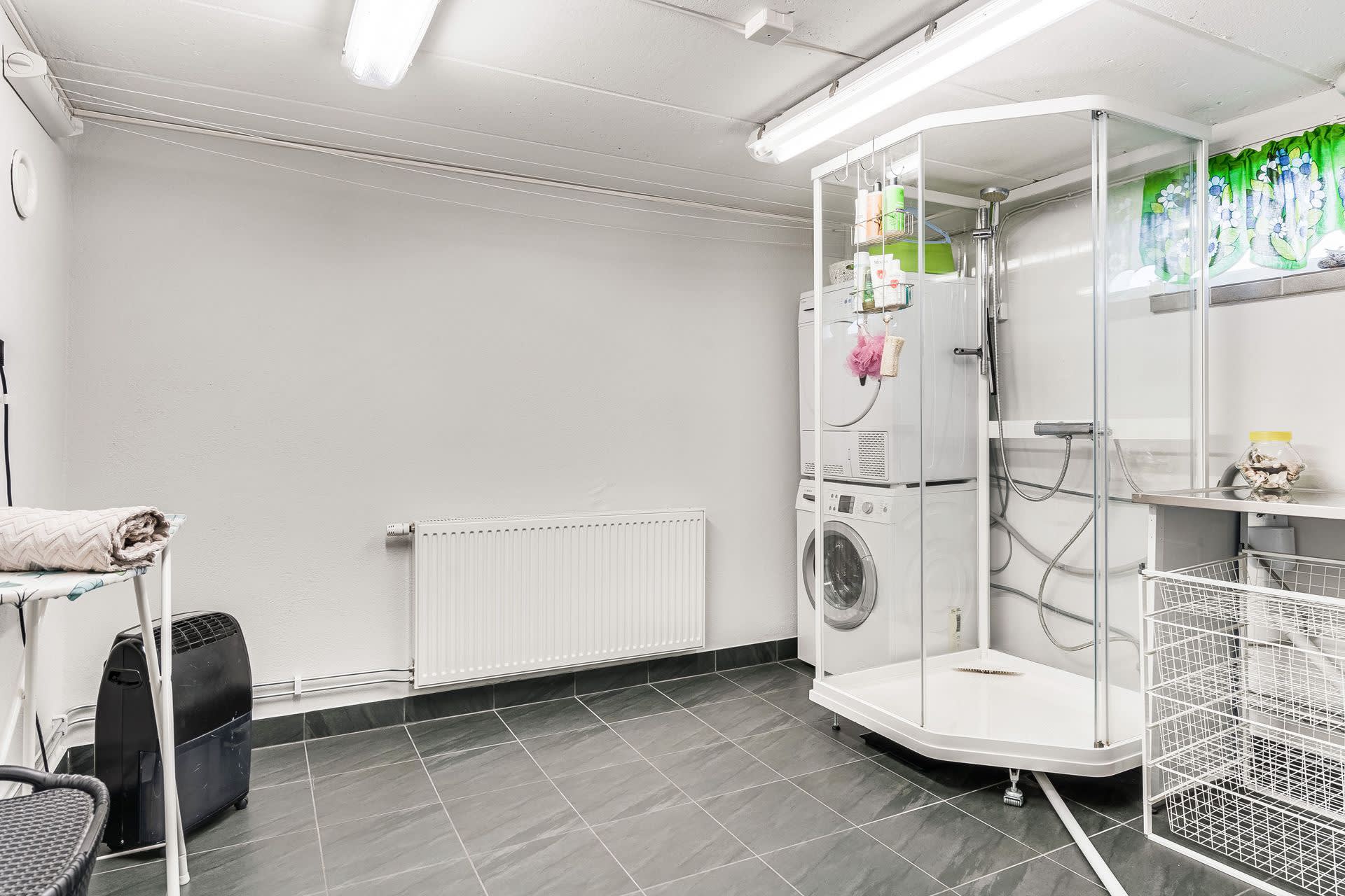 Helrenoverad tvättstuga med tvättmaskin, torktumlare och duschkabin från 2019