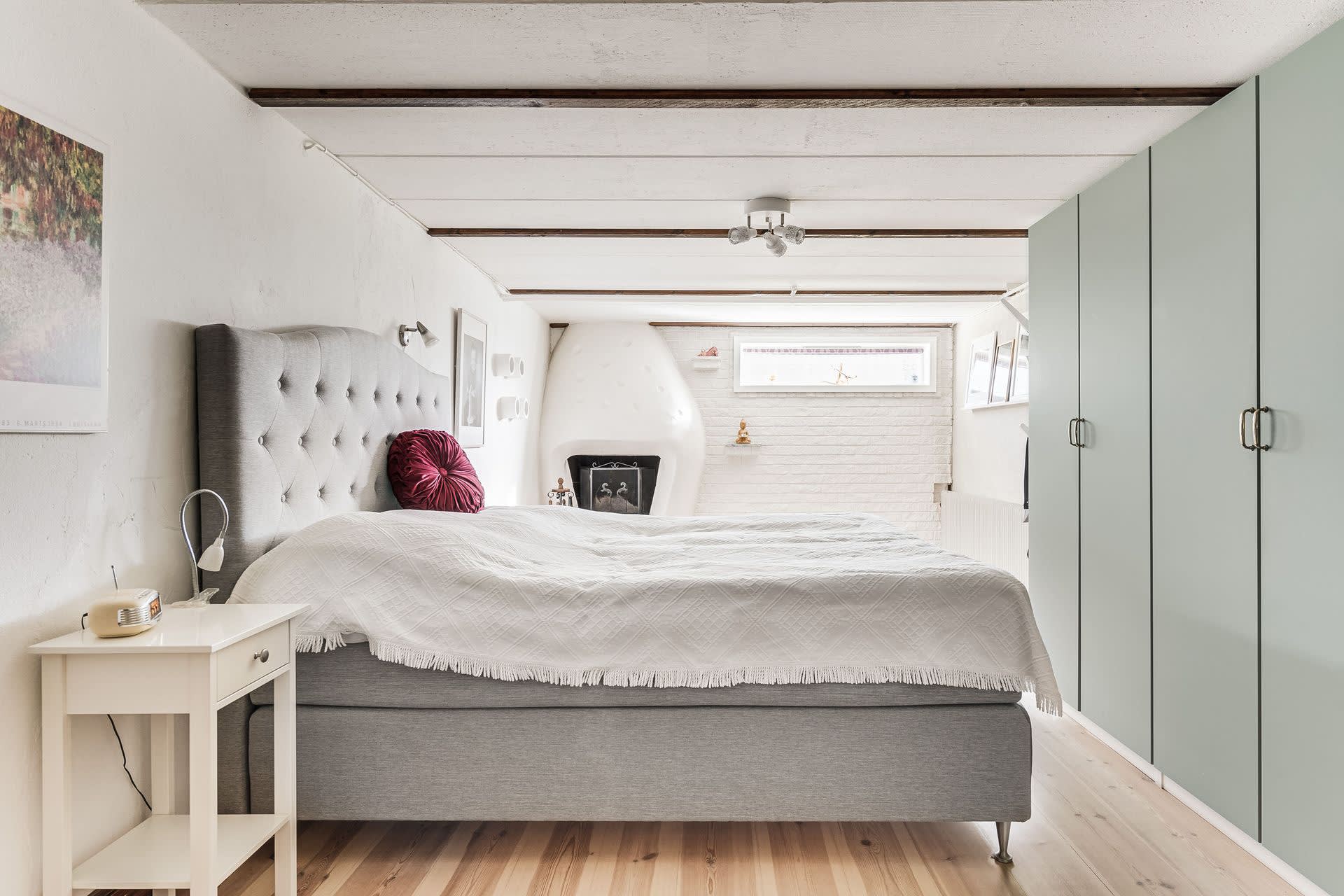 Sovrum 3 med öppenspis och garderobvägg. Renoverat 2019