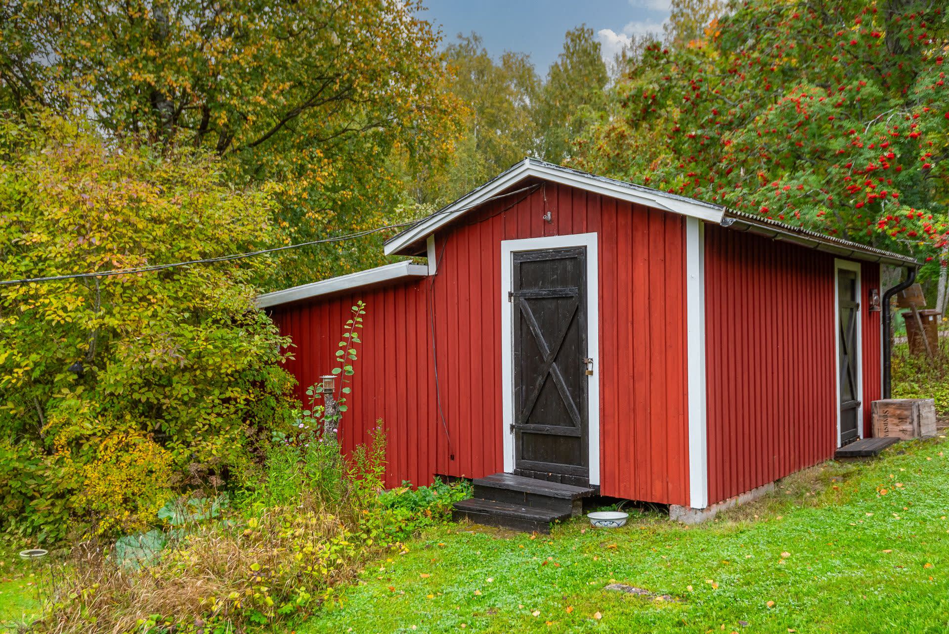 Baksidan av garage och med två förrådsutrymmen