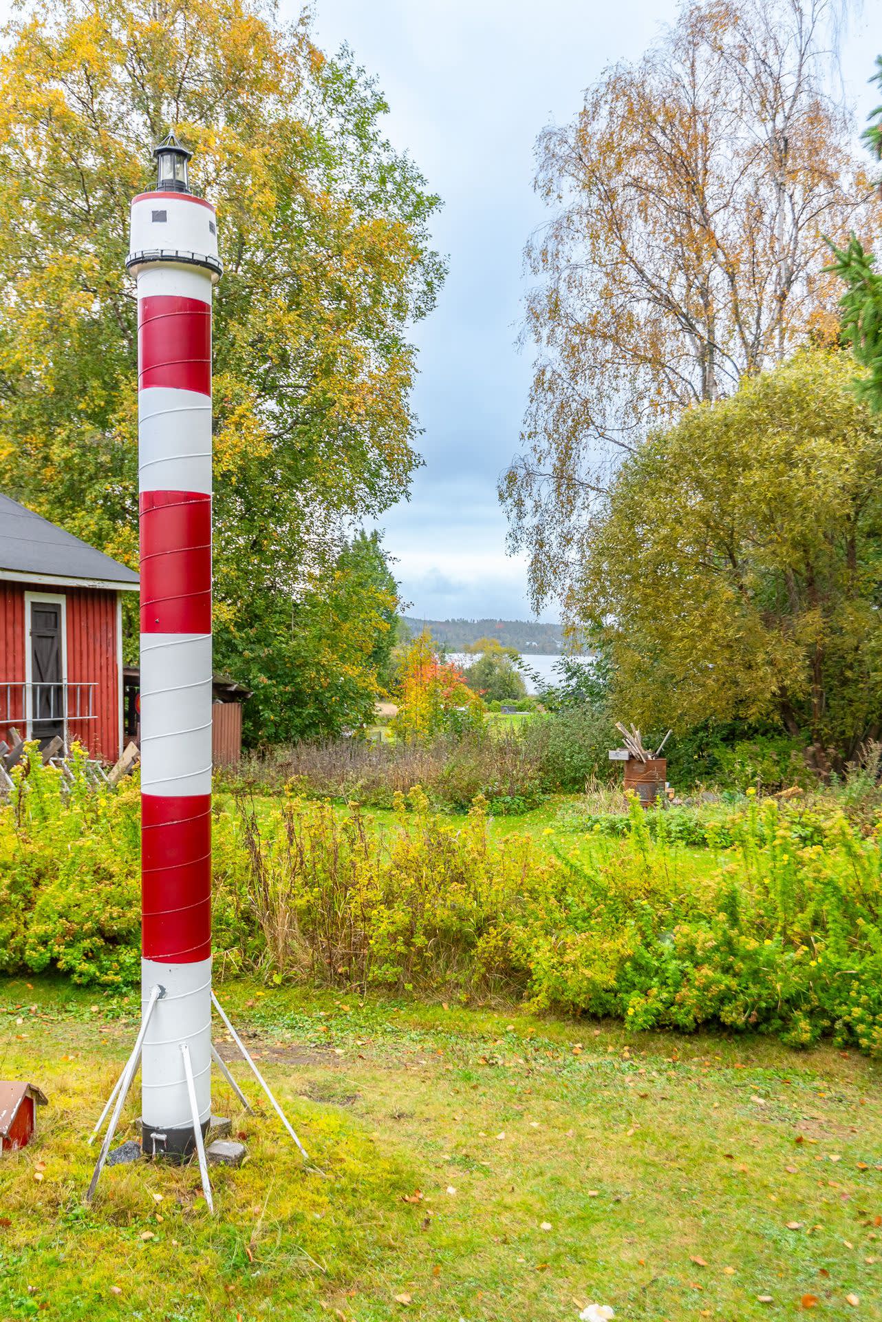 En glimt av havet från tomten