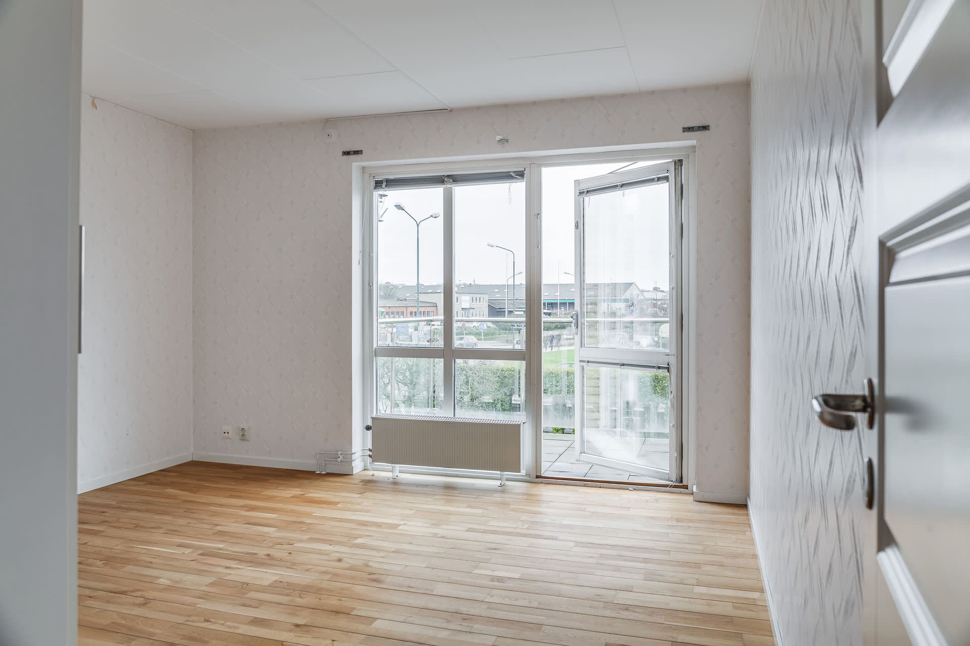 Samtliga fyra sovrum är väl tilltagna, men detta har sin egna härliga balkong med vacker utsikt över stora delar av Malmö