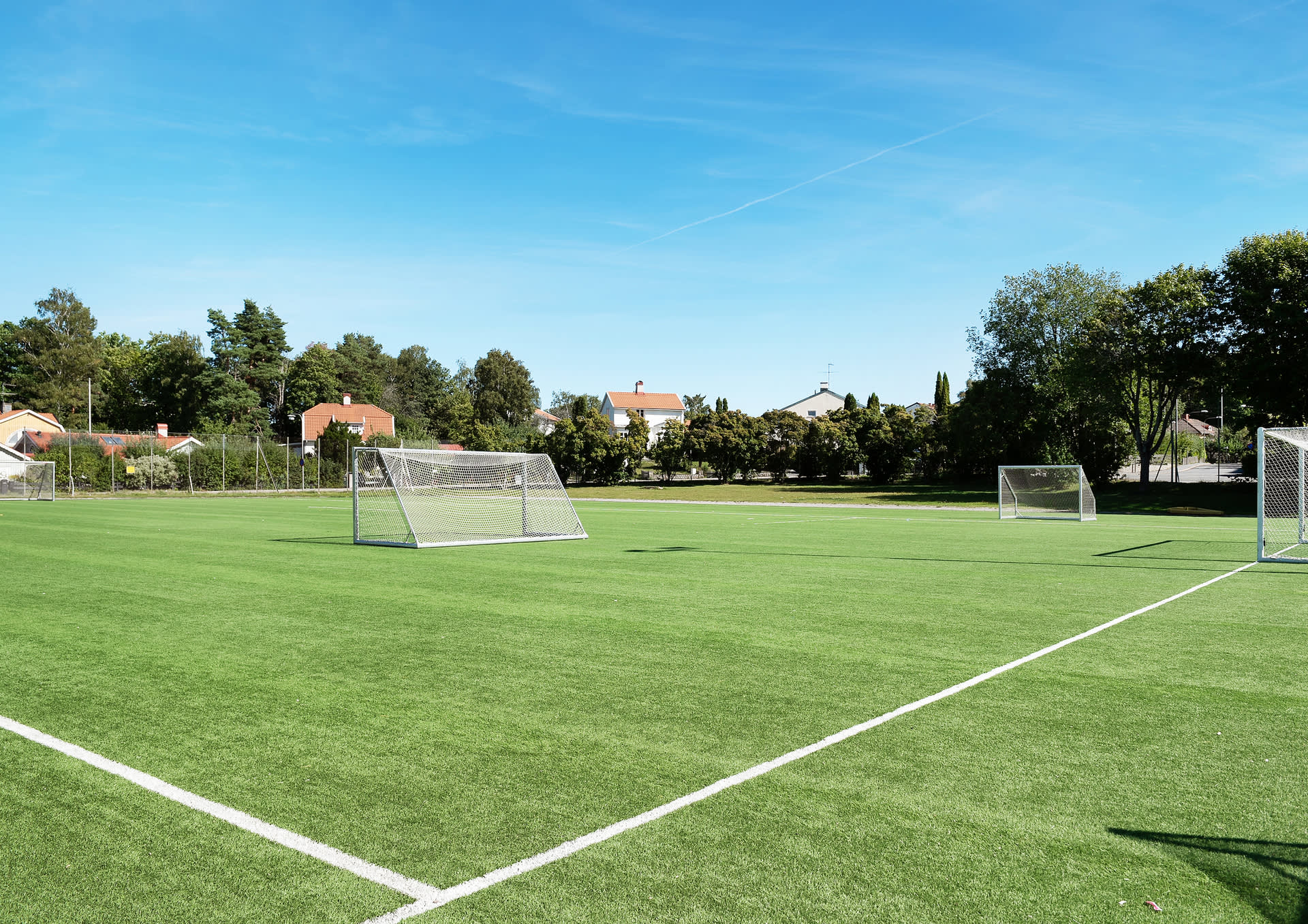 På bekvämt promenadavstånd finns även plan för bollsport!