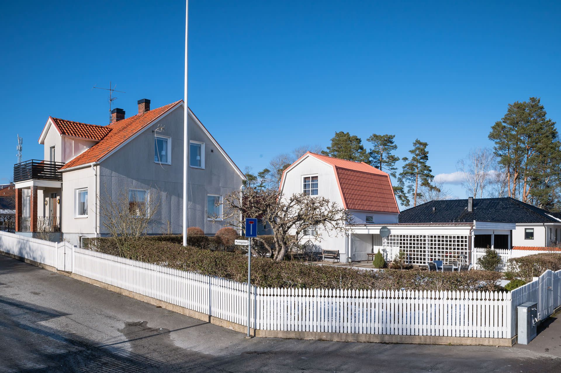 Välkommen till fastigheten på hörnet Älvgatan/Munkgatan. Två bostadshus på samma tomt!