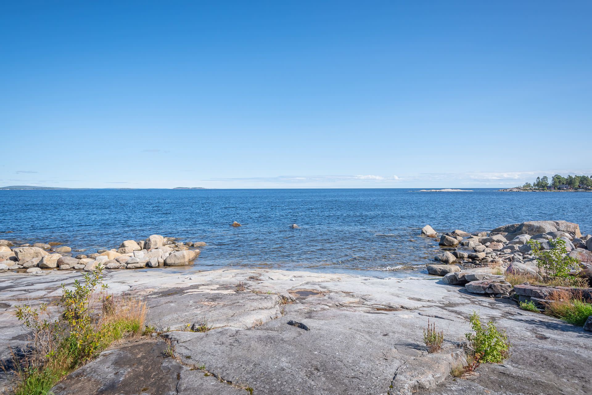 Magisk berghäll ner mot vattnet och stranden.