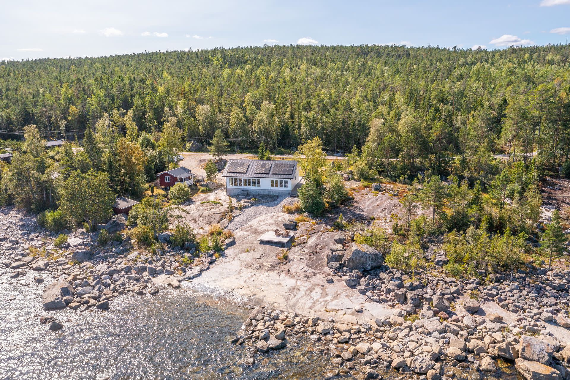 Fastigheten från havet med de magiska sten och berghällarna.