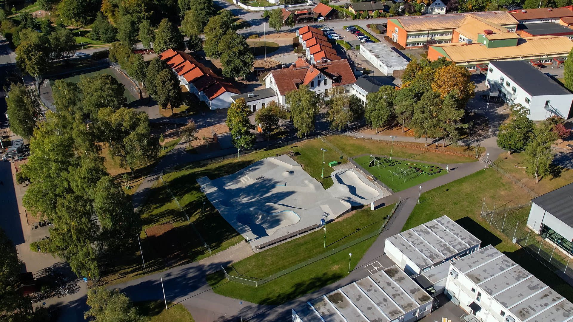 Skatepark vid skolorna i centrum.