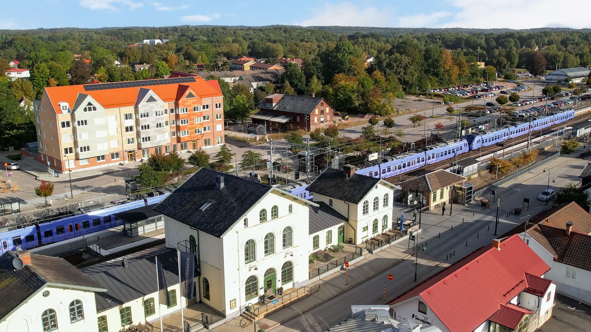 Tågstationen med gratis pendlarparkering.