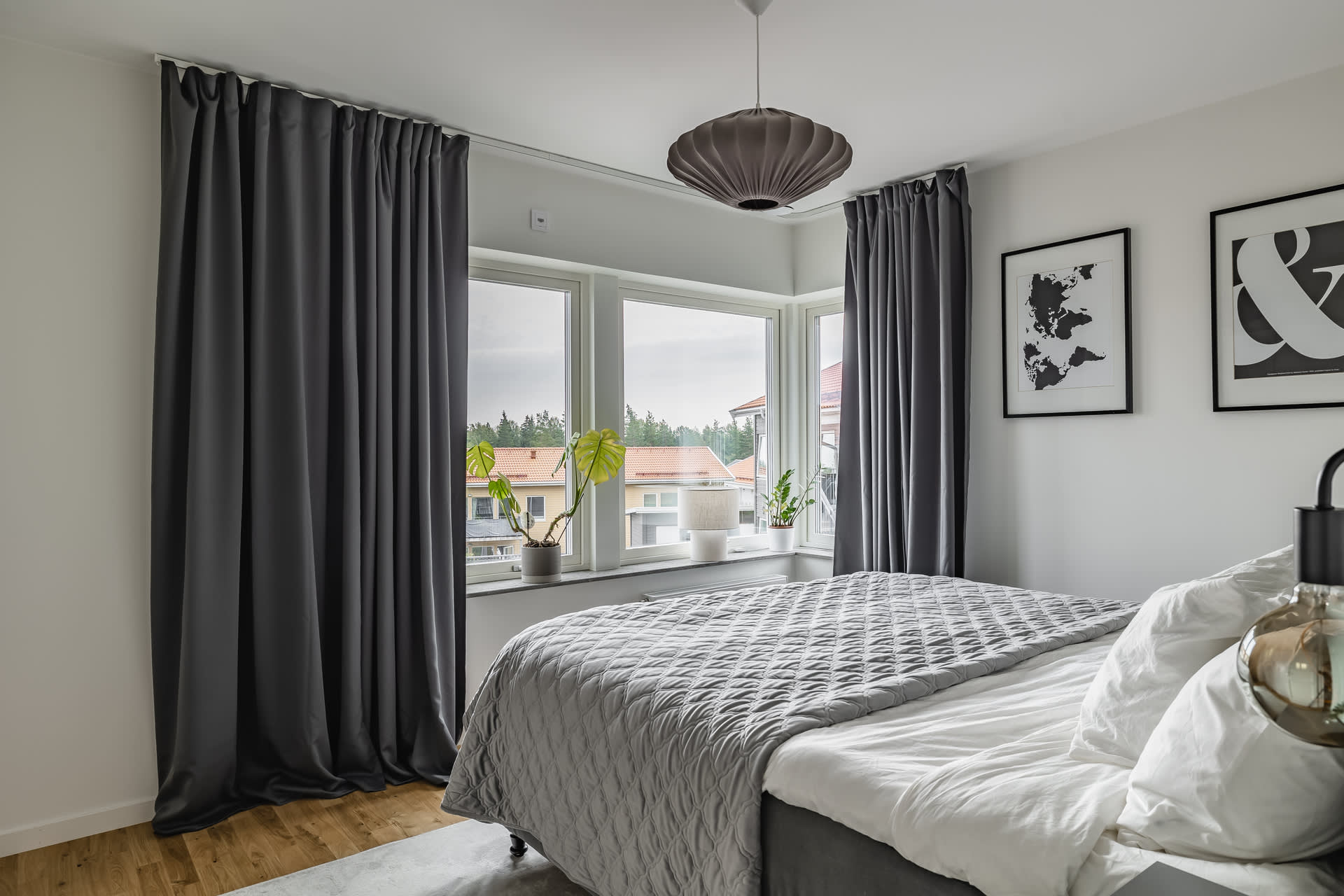 Från master bedroom är det vy mot den gemensamma poolen som i sin tur är en extra säkerhet när man ska hålla koll på barnen!