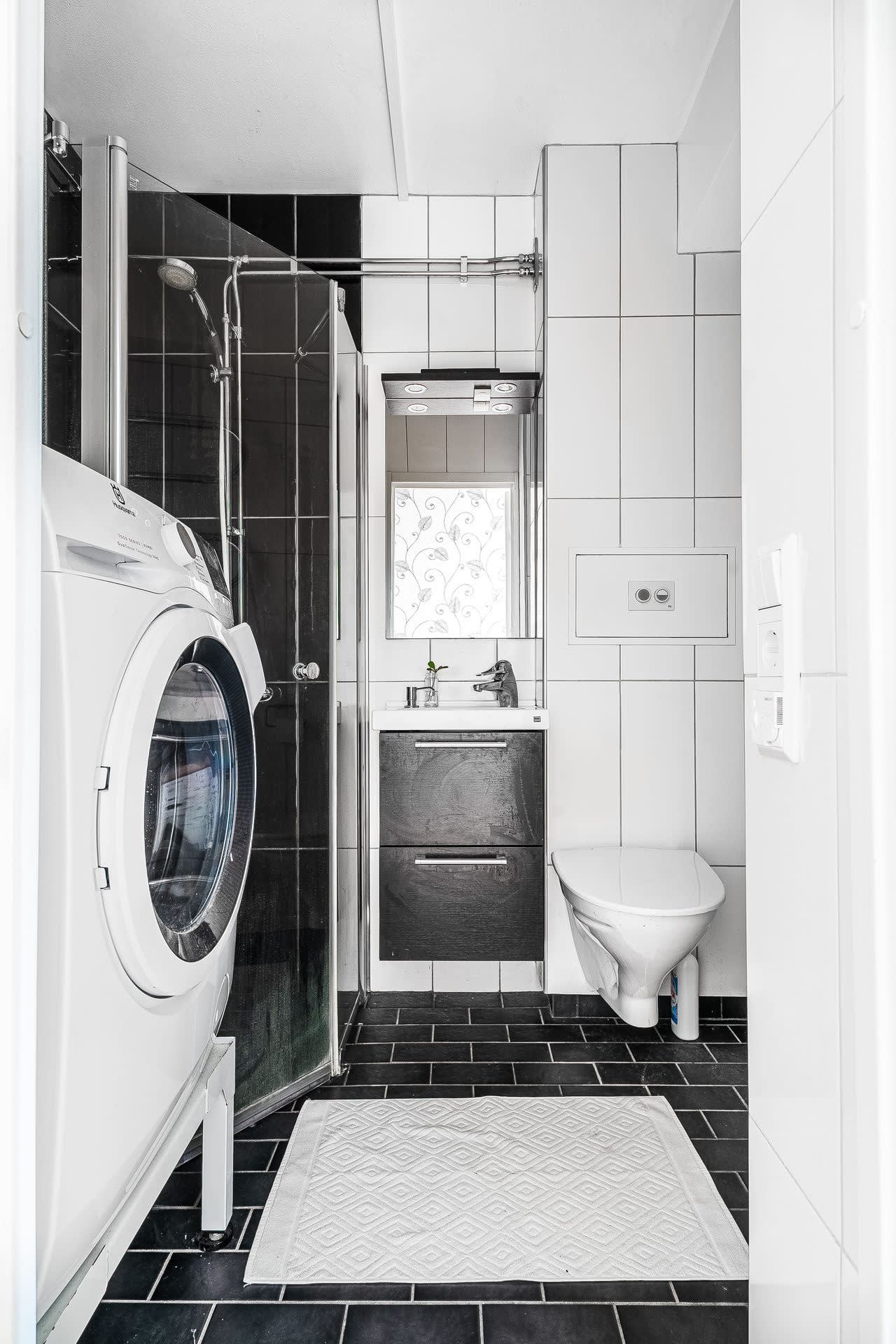 Helkaklat duschrum med kombinerad tvättmaskin/torktumlare