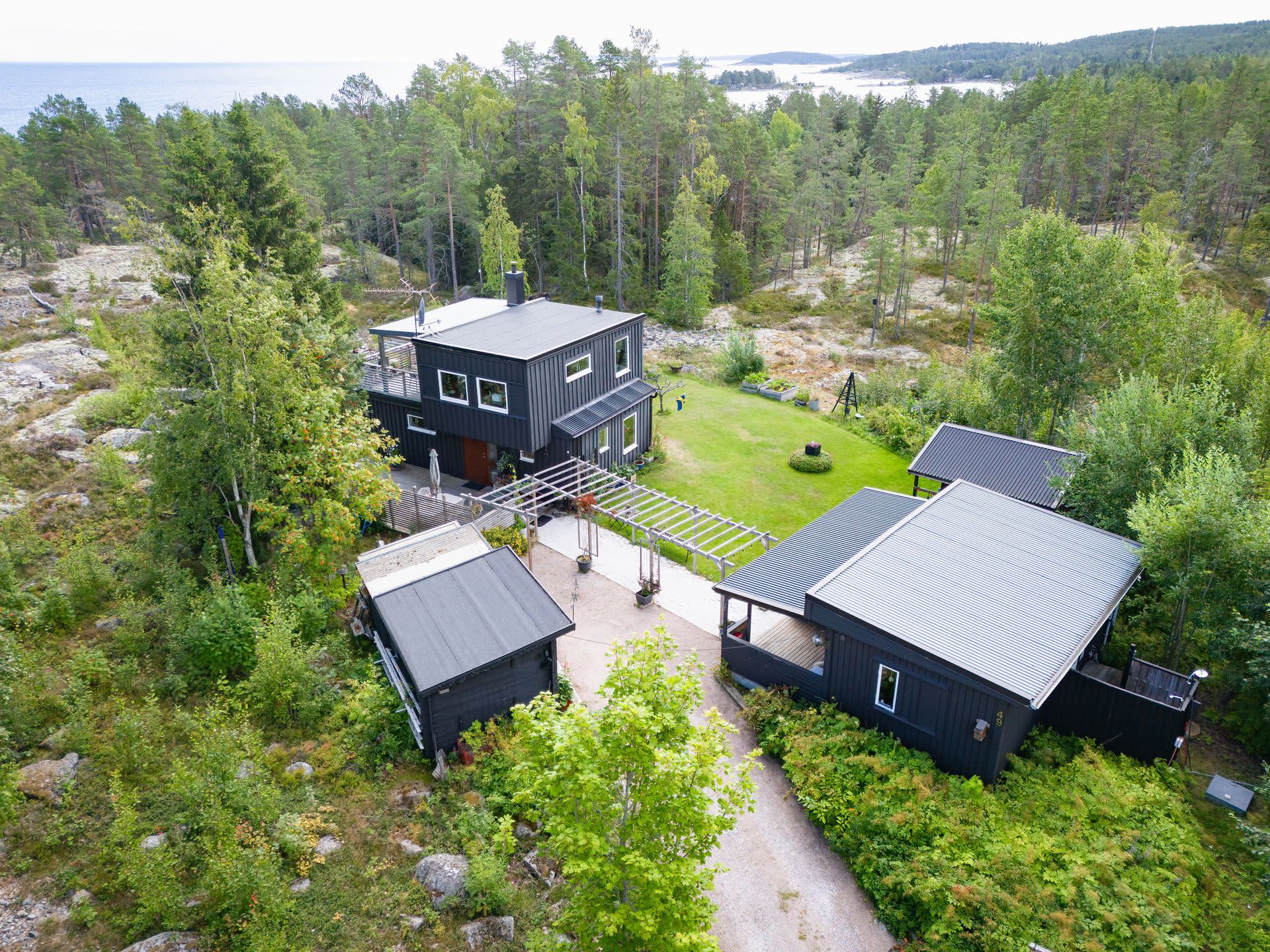 Välkomna till Boansvägen 49!
Här ser vi bostadshus, sidobyggnad med våtutrymmen, friggebod och redskapsbod samt intilliggande tomt och mot havet.