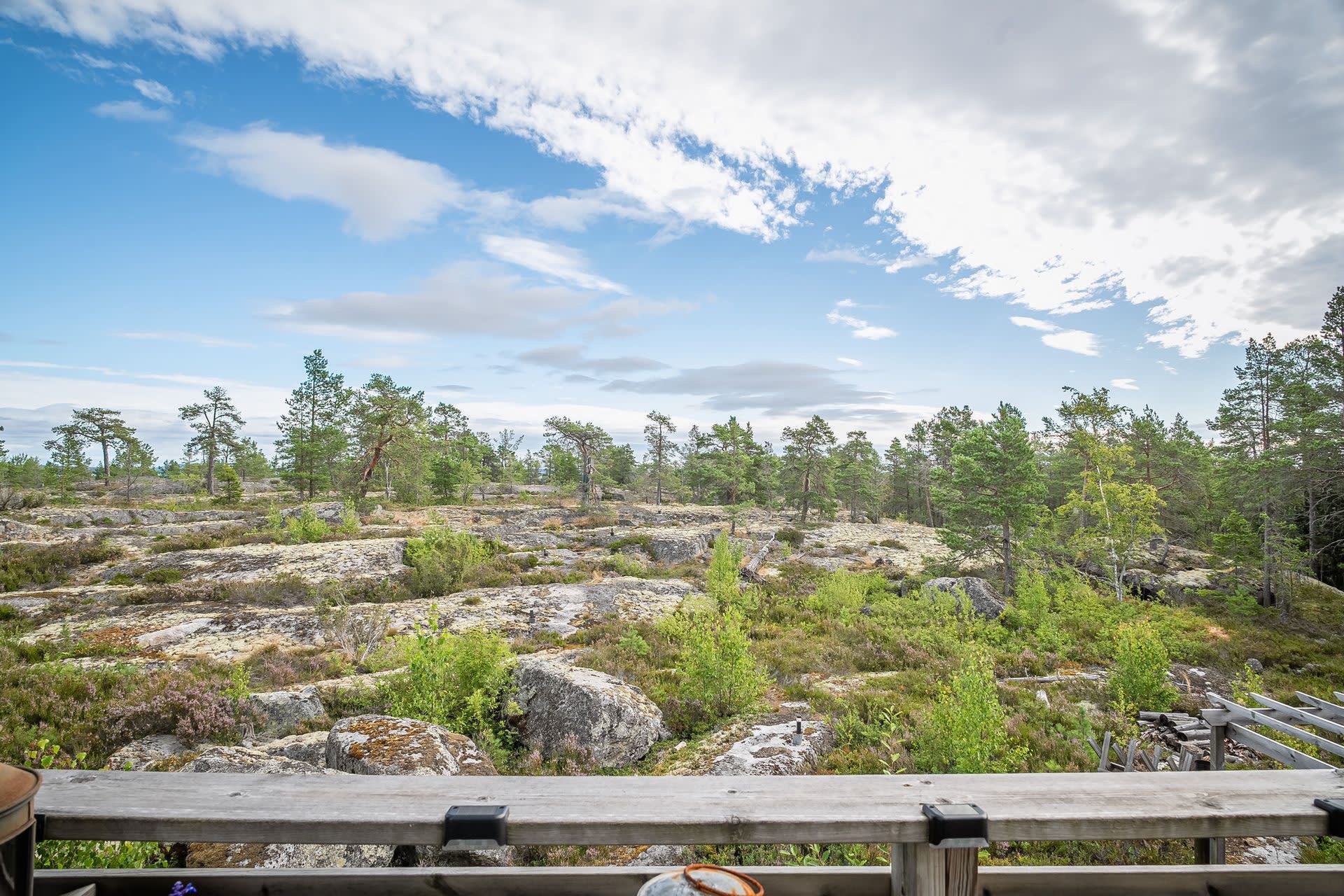 ..... utsikten över naturen och mot havet.