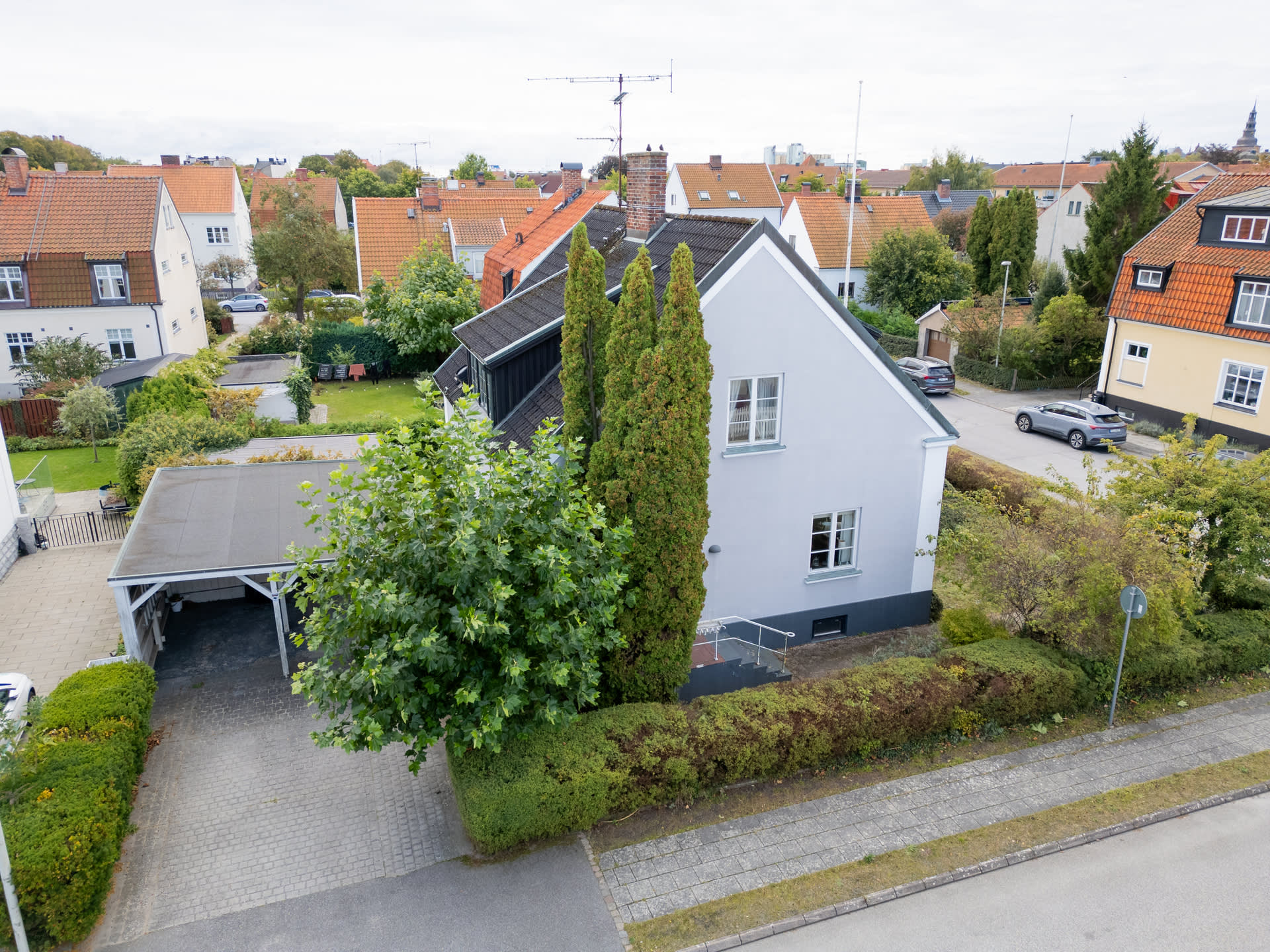 Carport  för två bilar och rymlig uppställningsplats