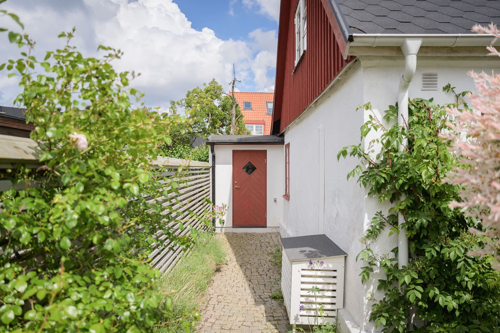 Även här kan man göra lite mysigt med fasadbänk och småbord i kvällssolen. Möjligen också en segelduk på rulle som skydd mot väder och vind