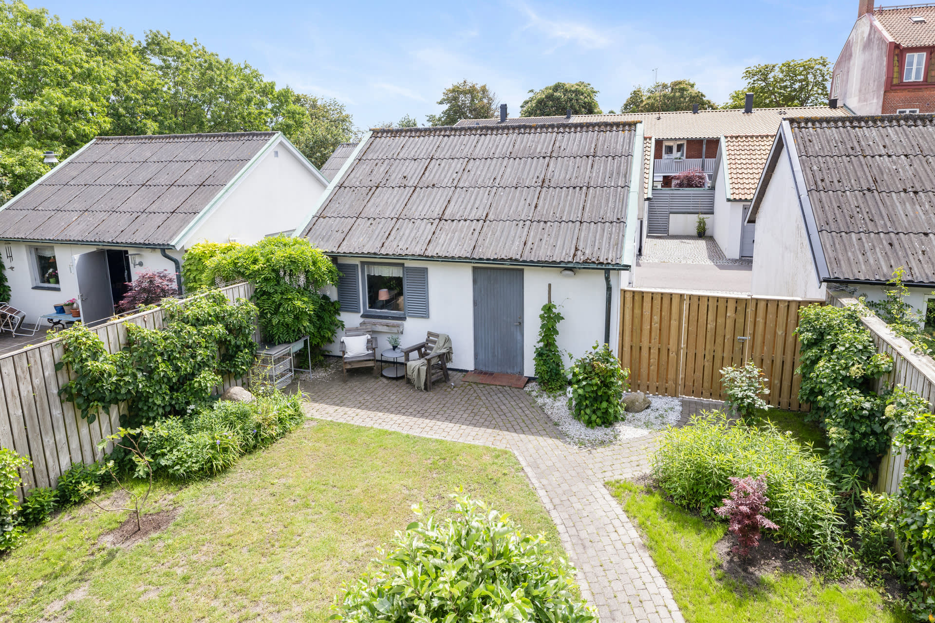 Garaget erbjuder inte bara plats för bilen utan rymmer även ett förrådsutrymme samt ett inrett loft.