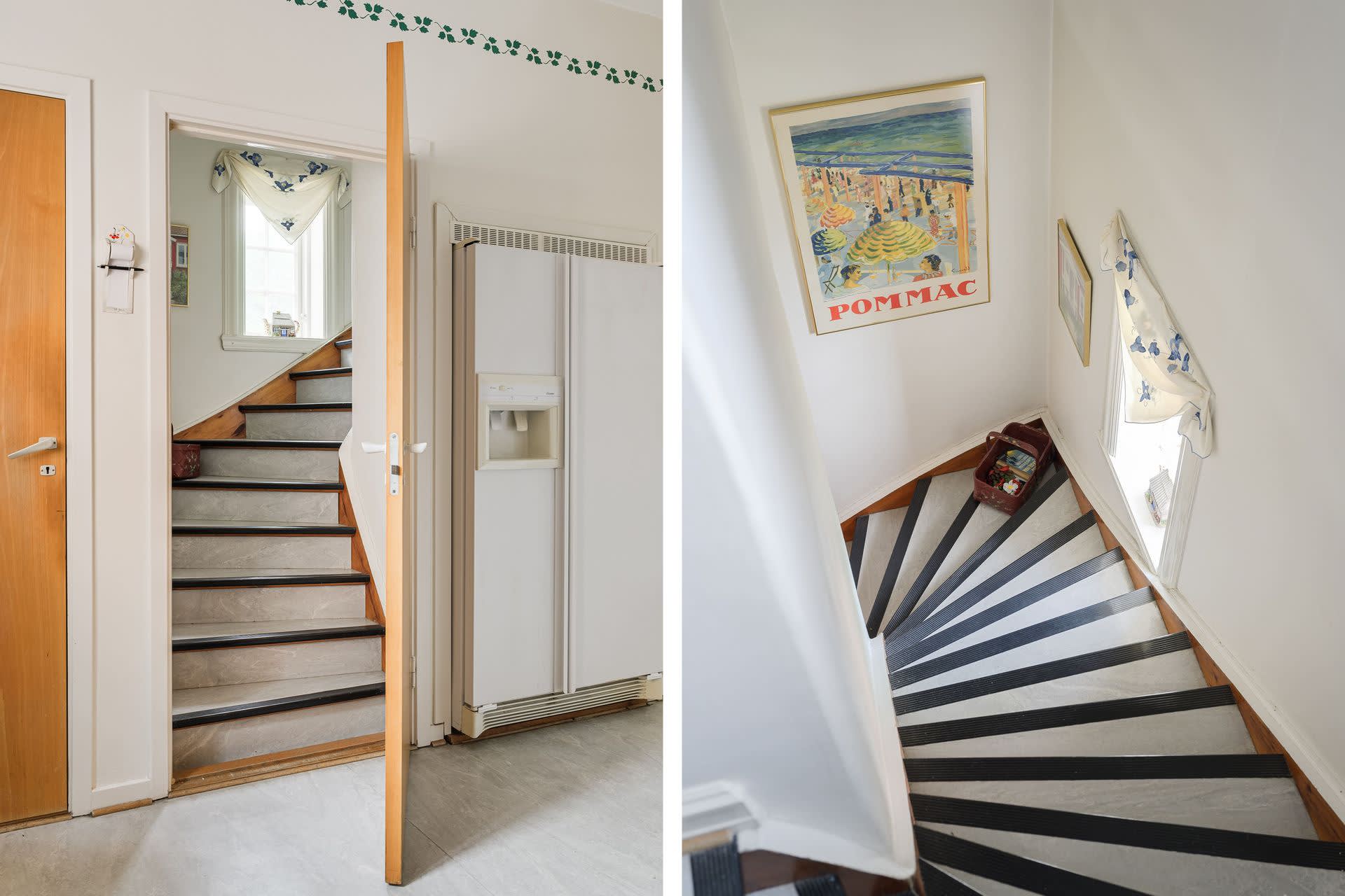 En svängd trappa finns mellan kök och ovanvåning