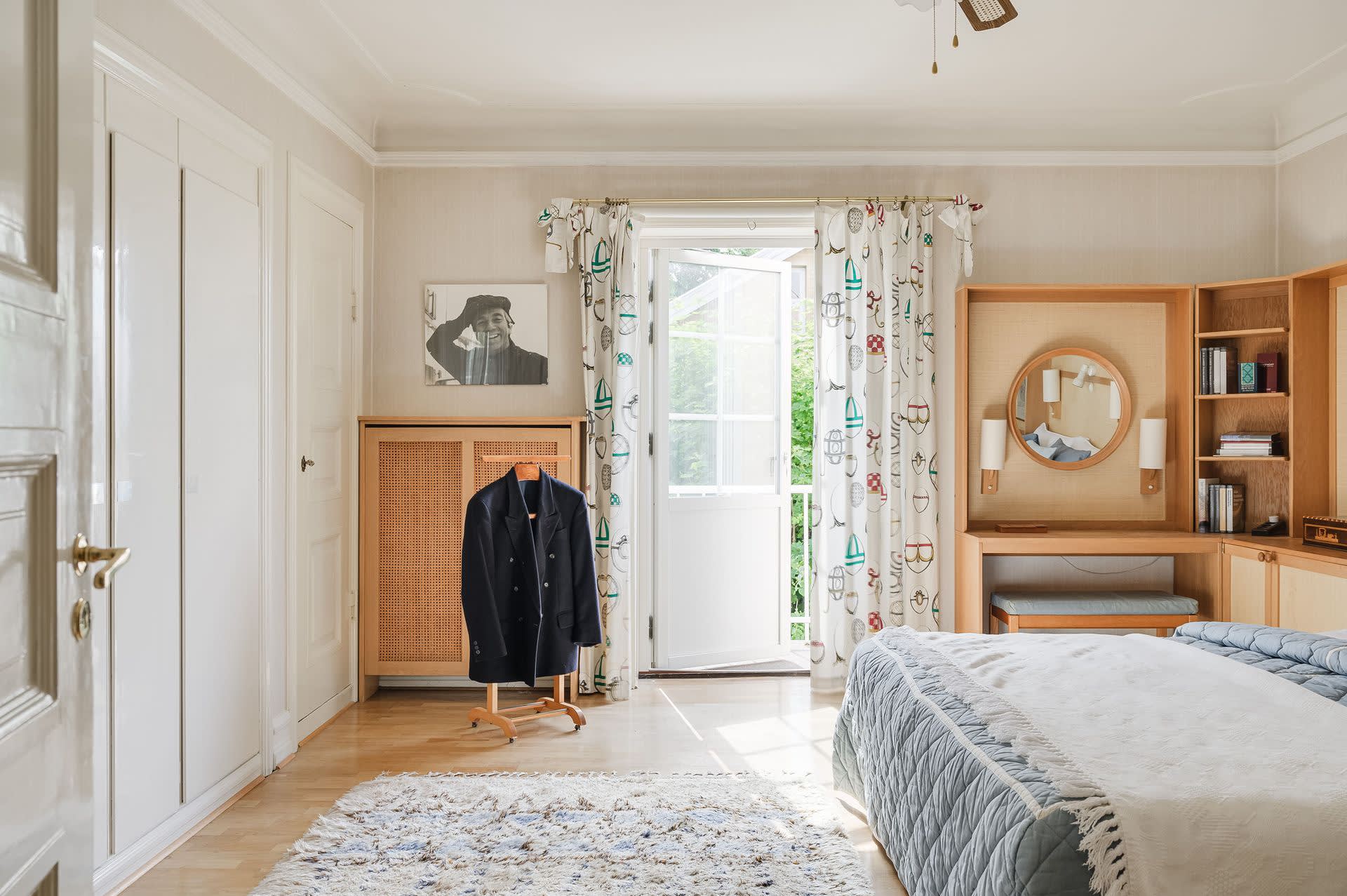 Master bedroom med utgång till vädringsbalkong och gott om garderober