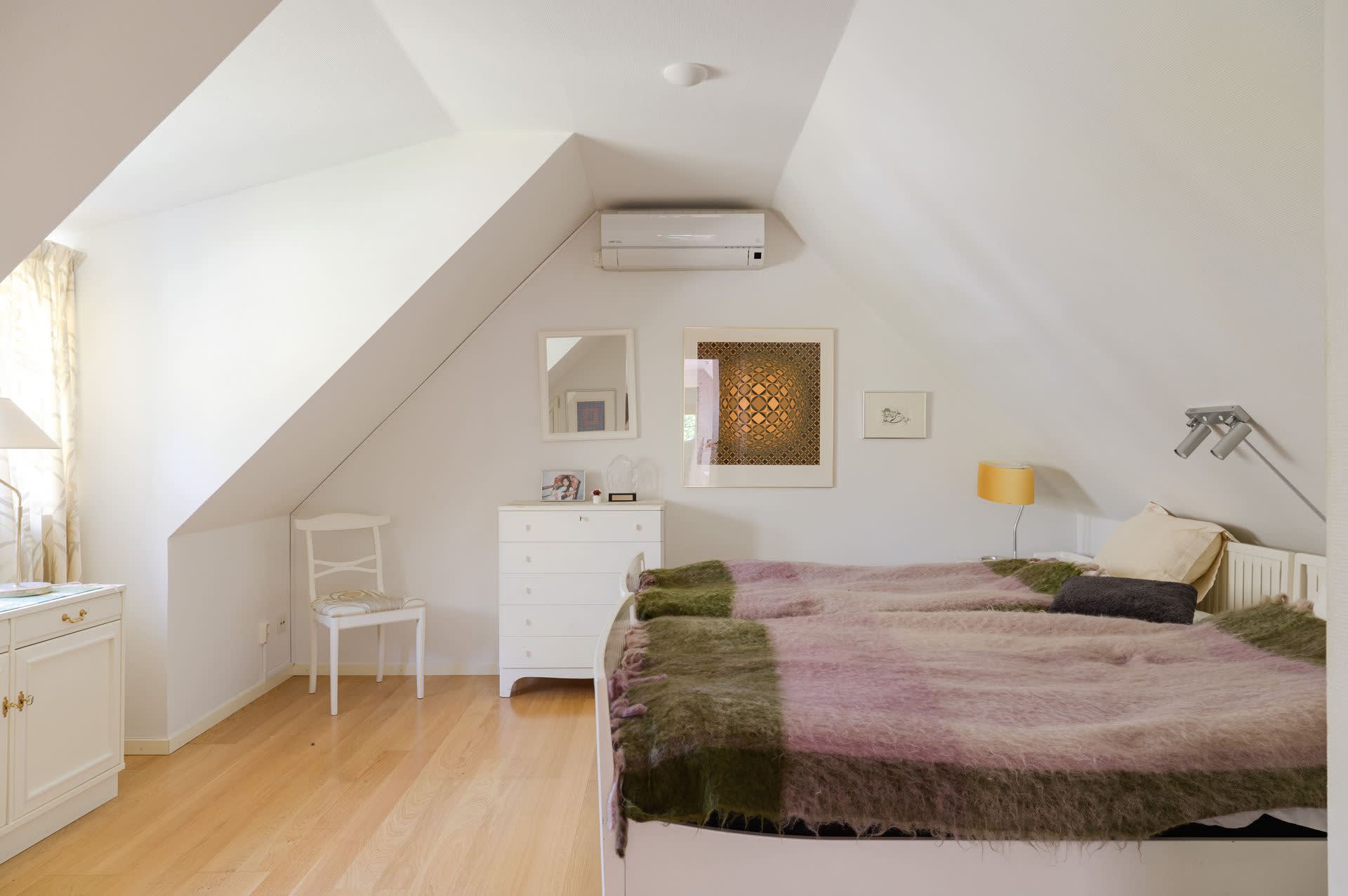 Master bedroom med luft/luft-aggregat för kyla och värme