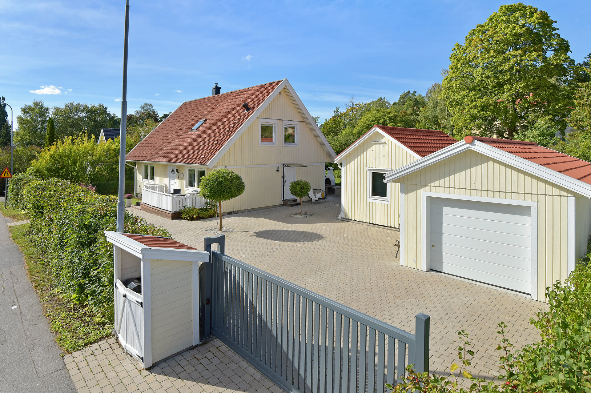 Välplanerat, mycket gott skick, fristående garage, solbadande och bubblande SPA-bad!