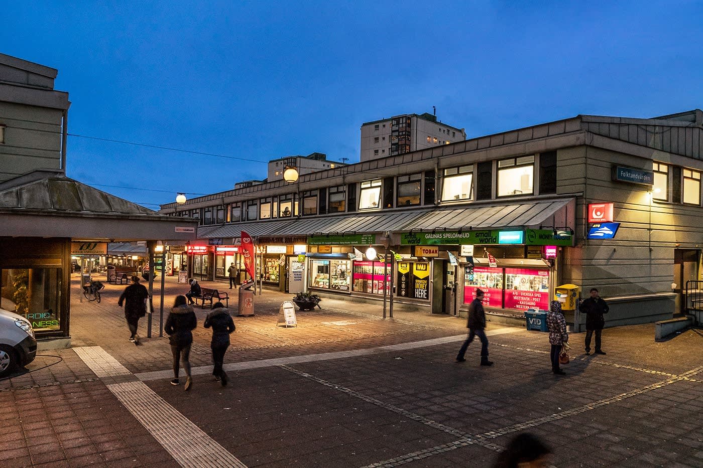 Vårväderstorget, med mat och servicebutiker