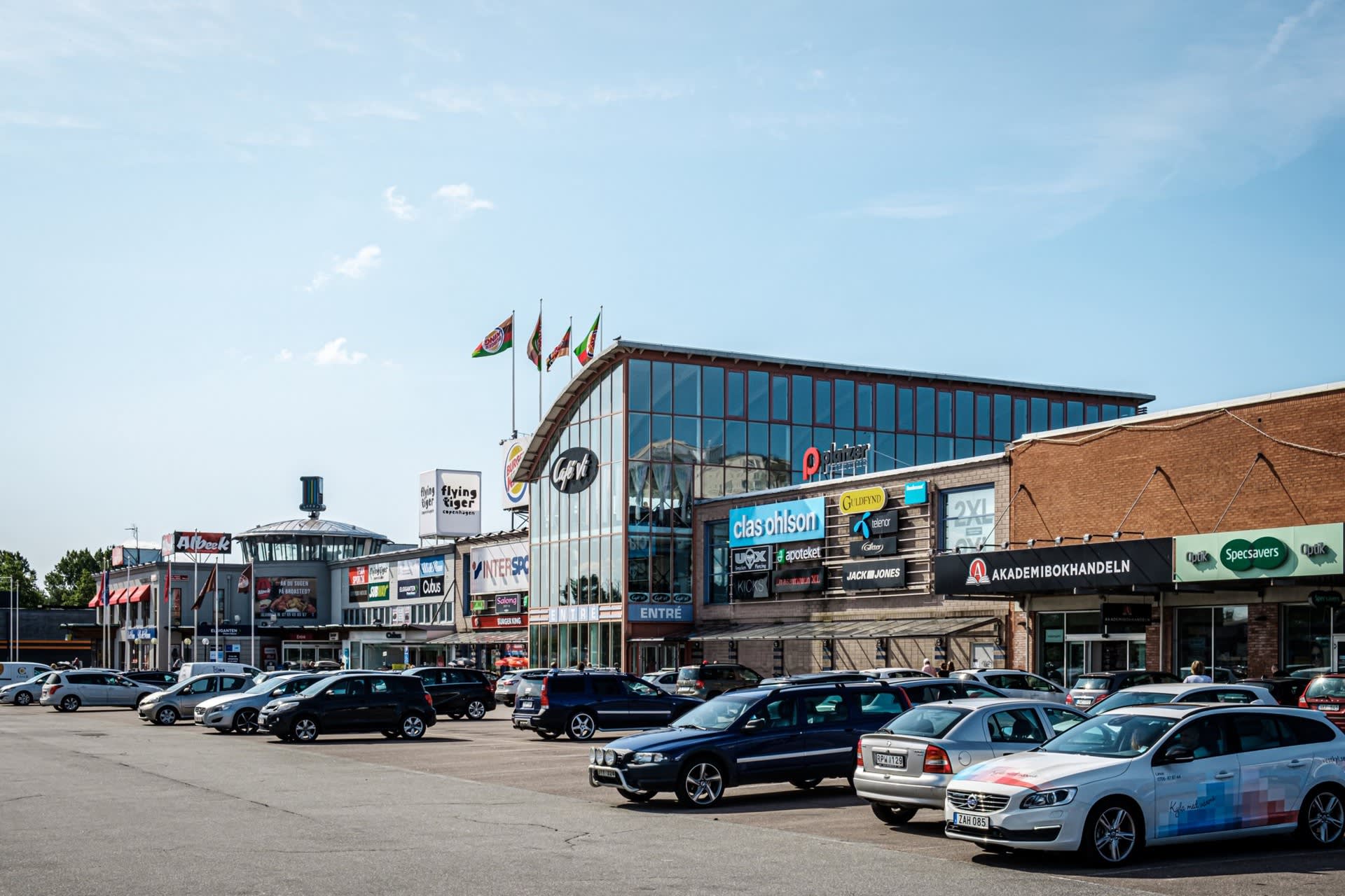 Backaplan - med sitt breda shopping- och serviceutbud alldeles i närheten