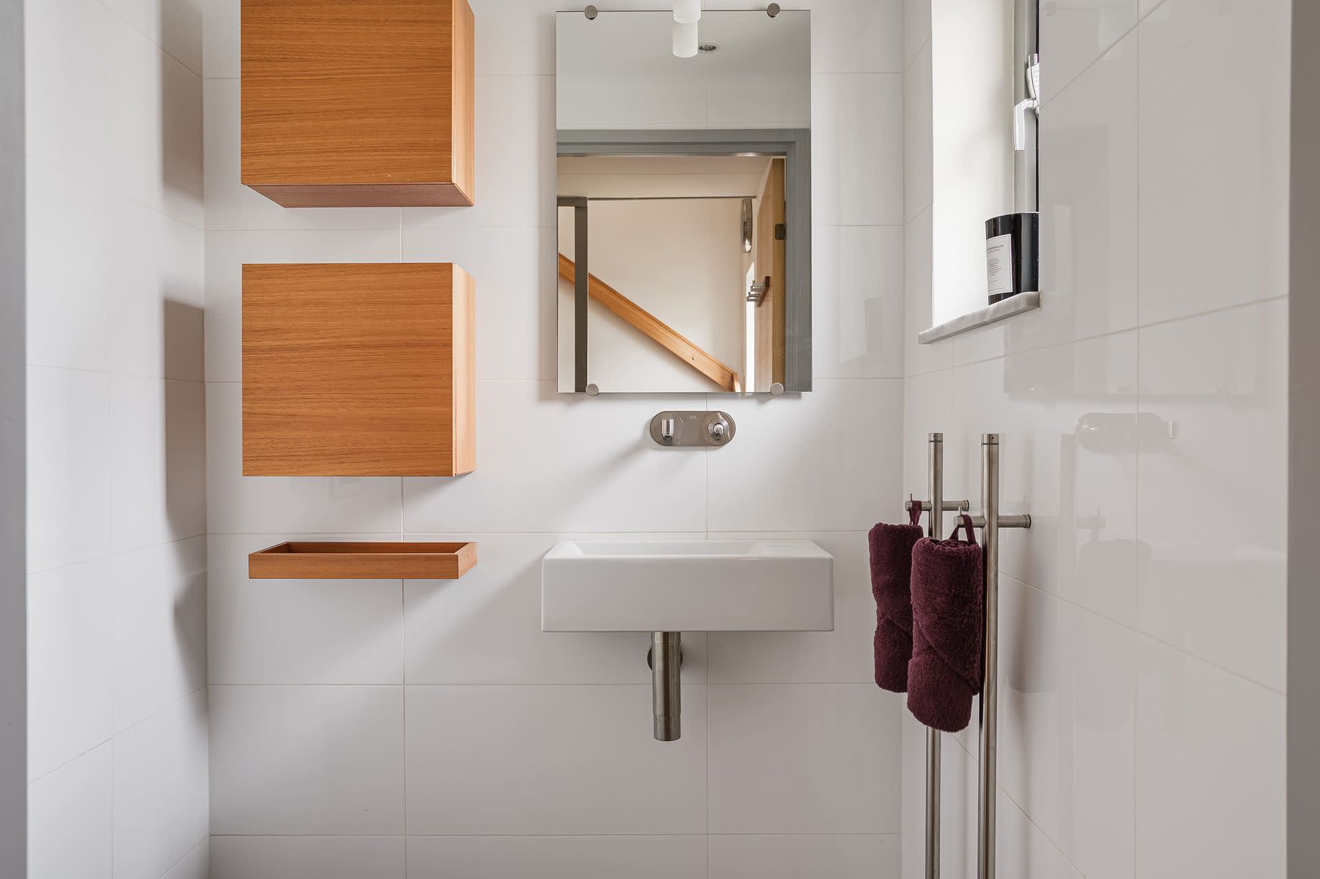 Futuristisk form och design i trendigt gäst-wc