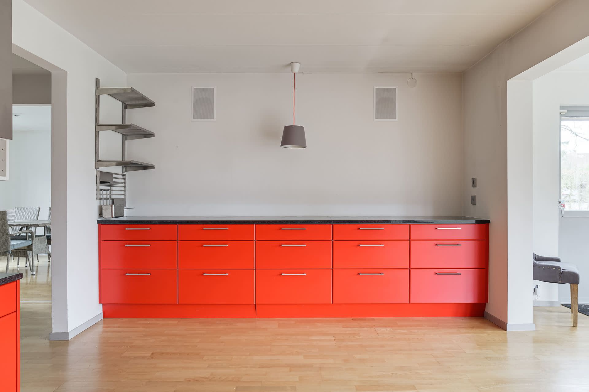 Askparkett, vita väggar och mellangrå karmar och lister - och rött kök. Offert på sprutmålning finns