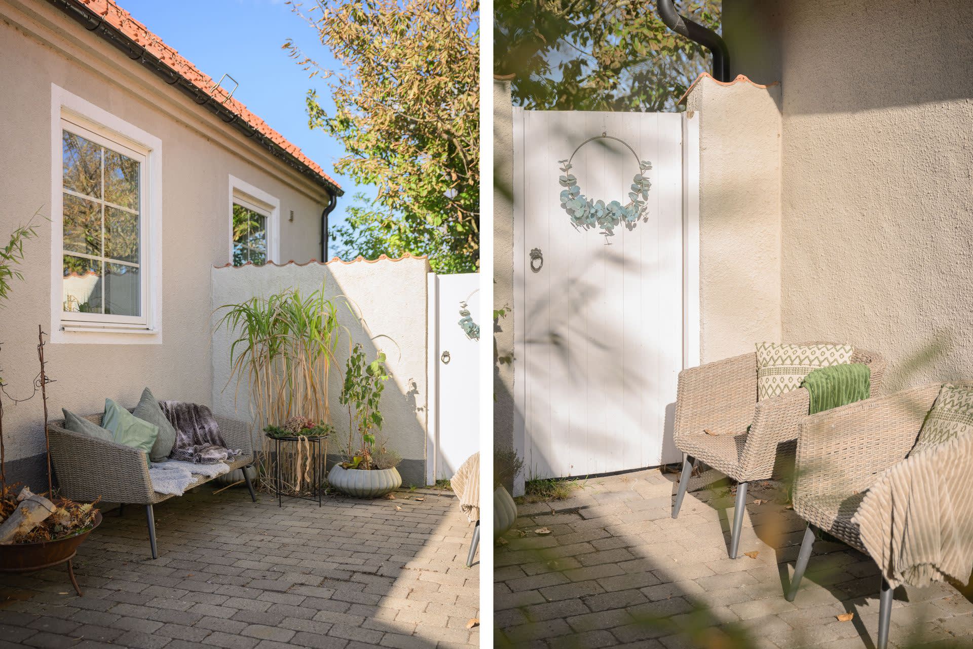 Framsidan av huset är delvis inramad av en mur och har en dörr som leder till de övriga delarna av tomten. Den stenlagda marken ger ett välkomnande intryck