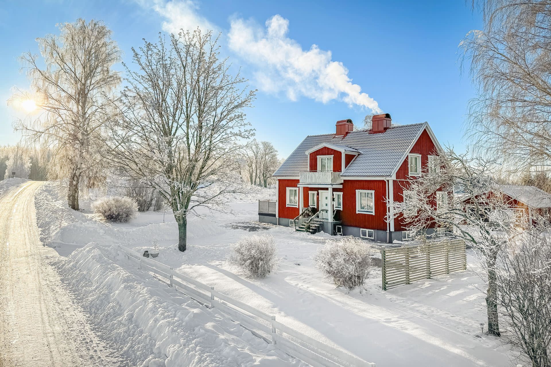 Charmigt rött hus med vita knutar