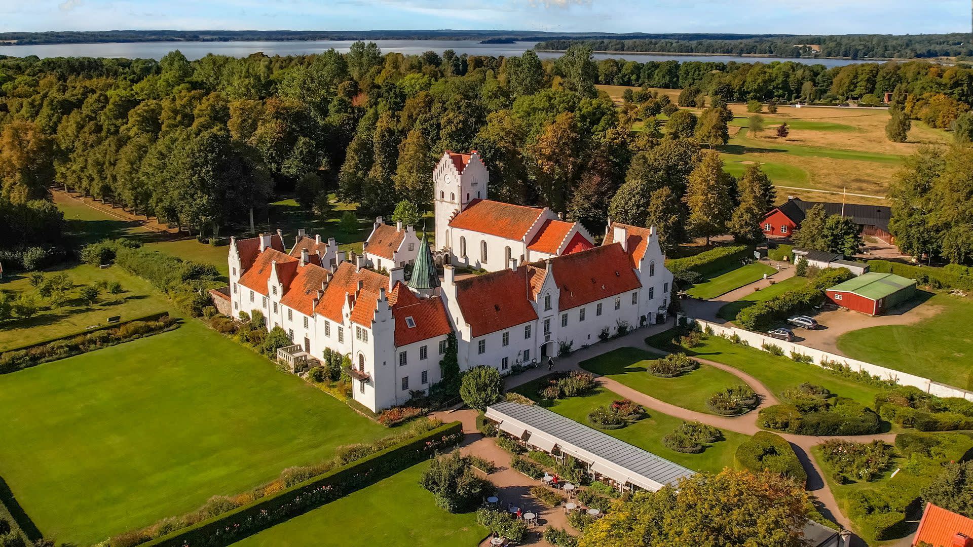 Vackra Bosjökloster med sin attraktiva golfklubb.