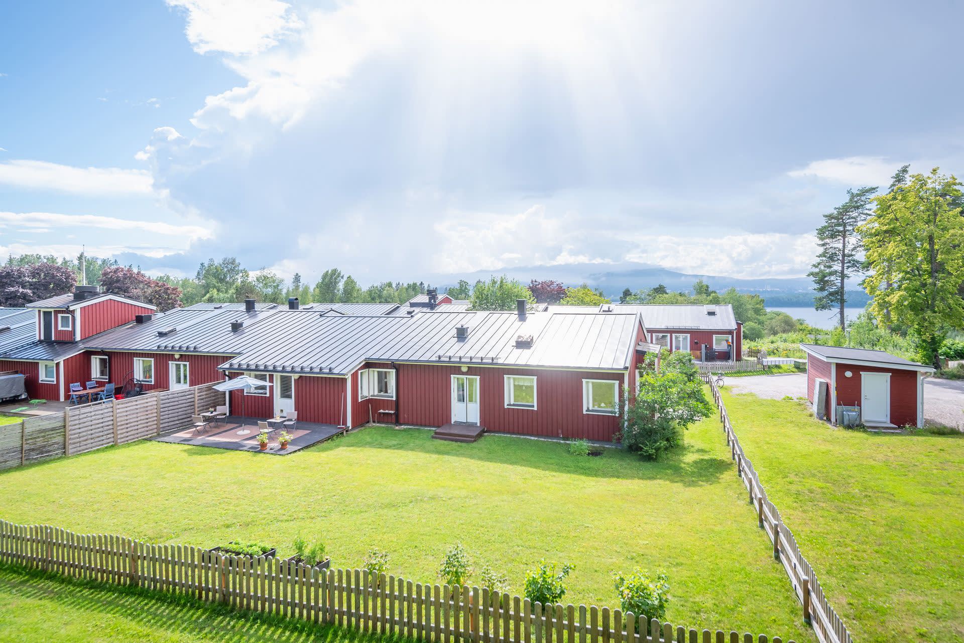 Radhuset från baksidan och tomten.