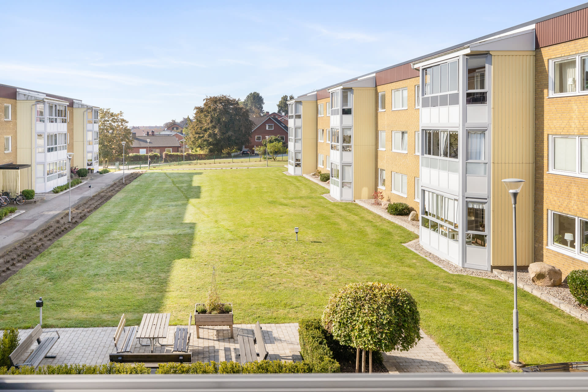 Vy från balkong in mot innergården