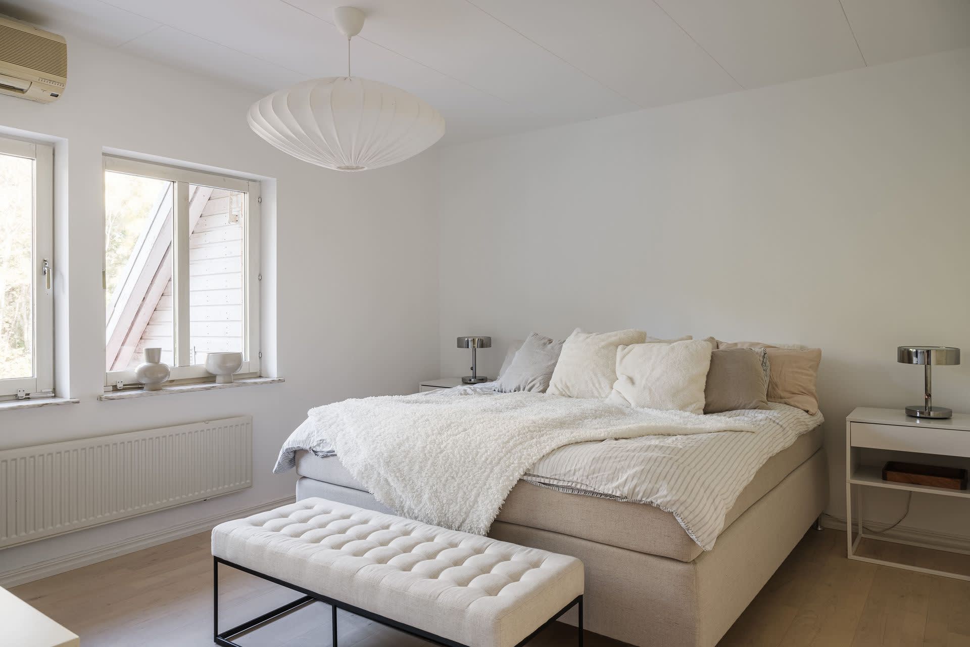 Stort master bedroom med vita väggar och fönster ? utrustat med aircondition och klädkammare