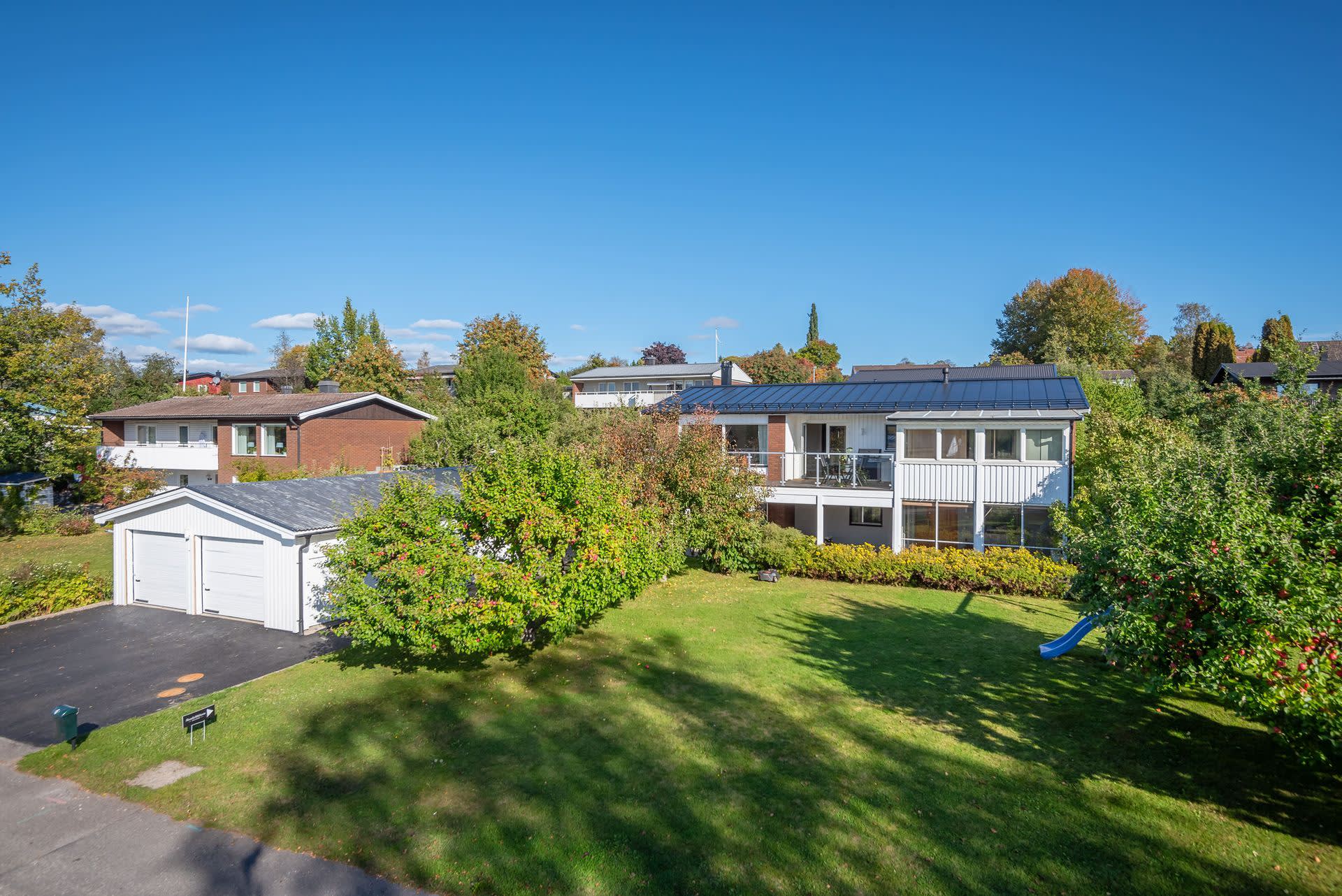 Underbart boende i rymlig villa med grönskande trädgårdstomt och två bilsgarage.