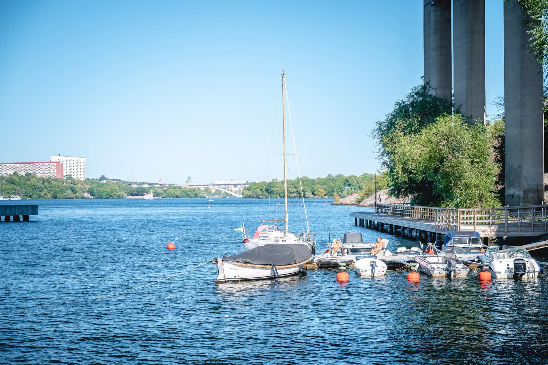 Föreningens båt till vänster i bild