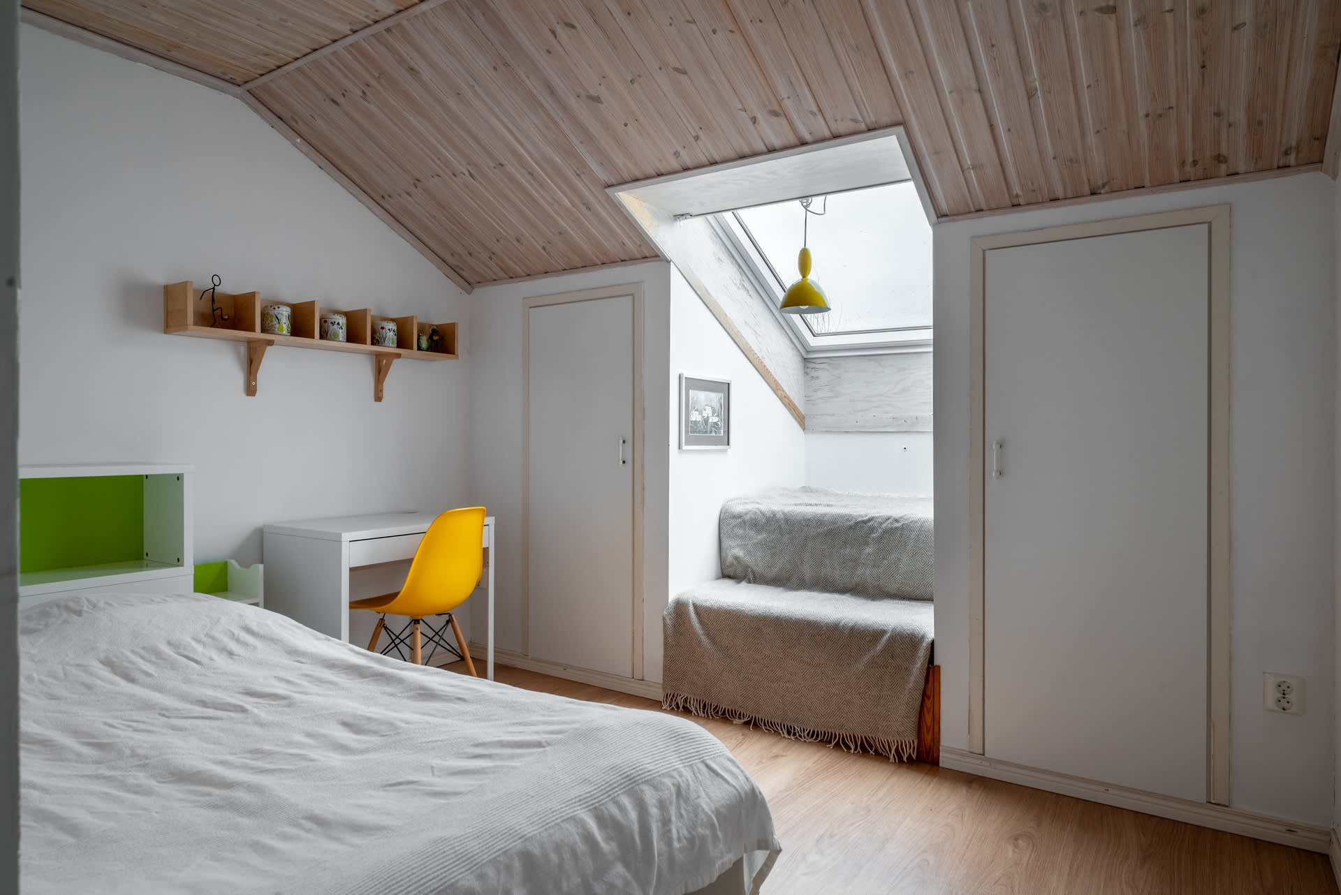 Sovrum 4 på övre våning med fint ljusinsläpp och praktisk platsbyggd förvaring