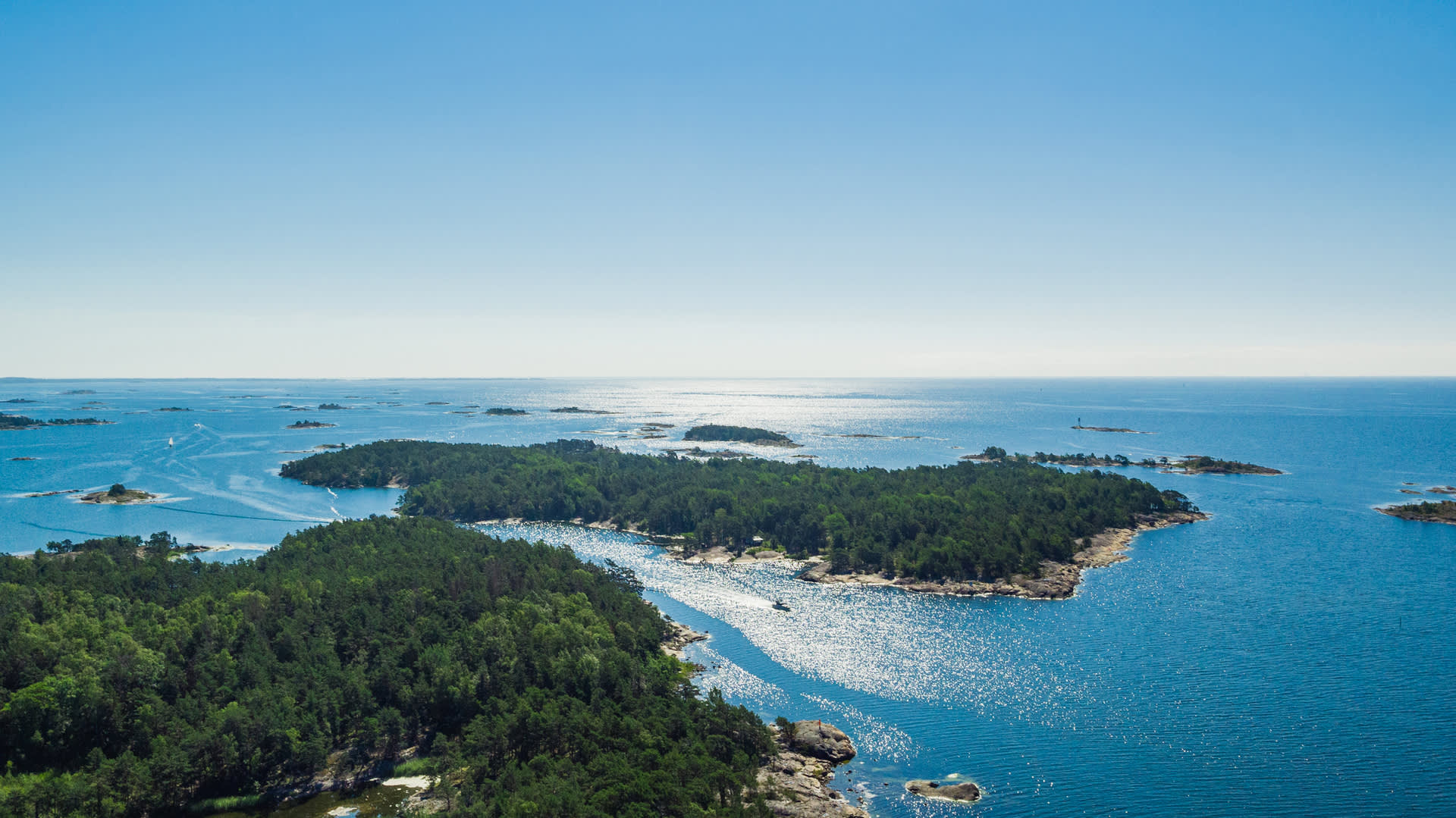 Björksund 2:8, ca 375 ha varav ca 66 ha uppmätta öar. På Stora Lökholmen finns 2 från varandra avskilja boställen men fullständigt magiska lägen. Här finns el men inget vatten.