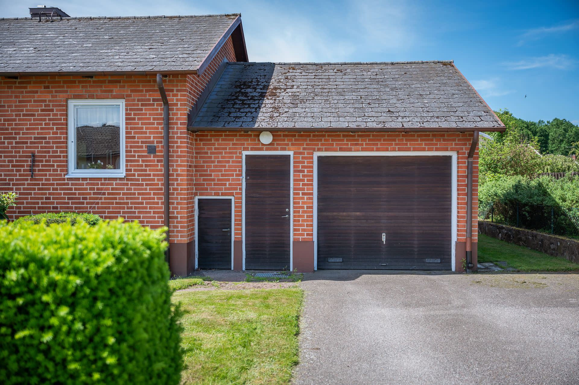 Sammanbyggt garage med ingång från källaren