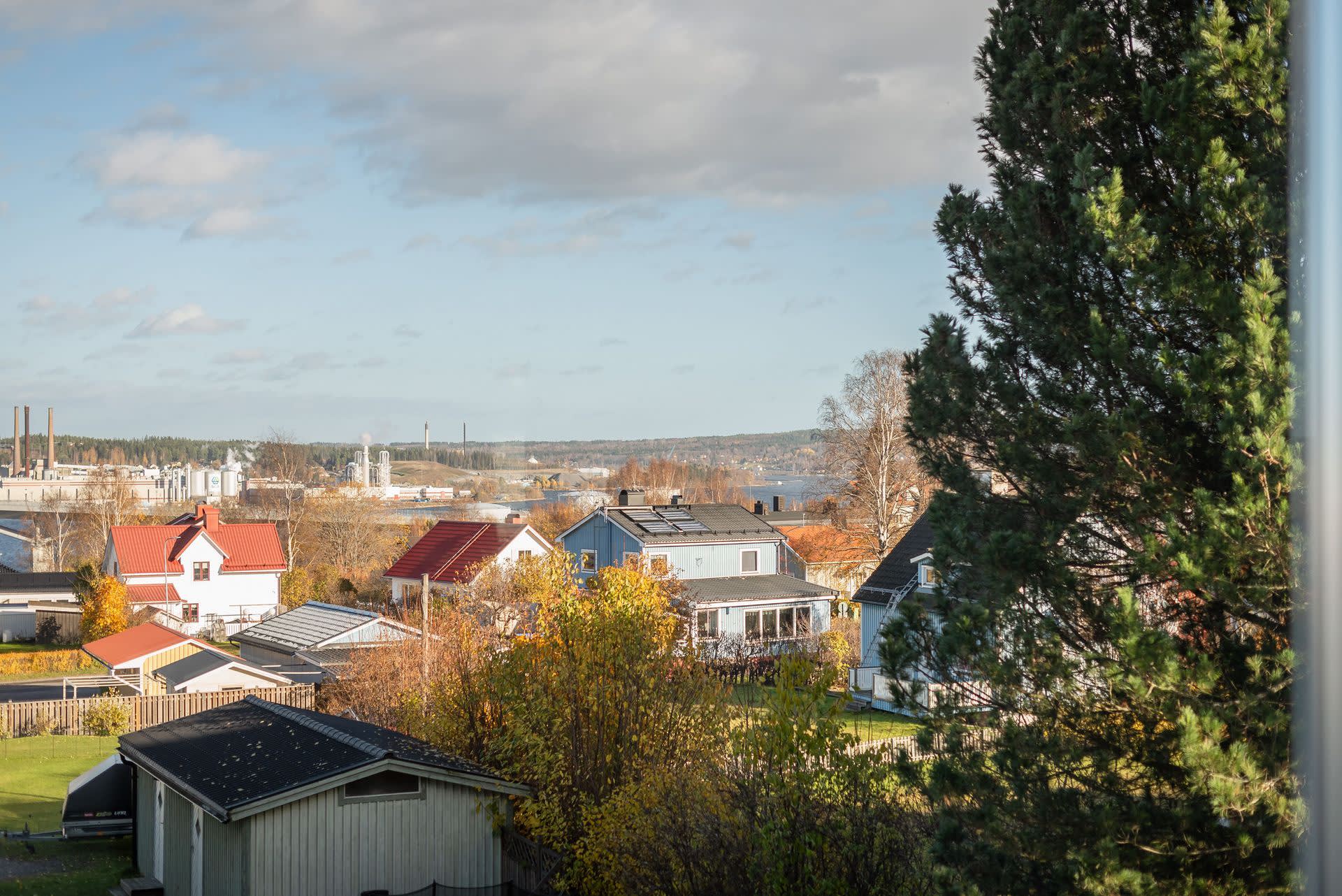 Utsikten över villaområdet och mot vattnet från sovrummet.