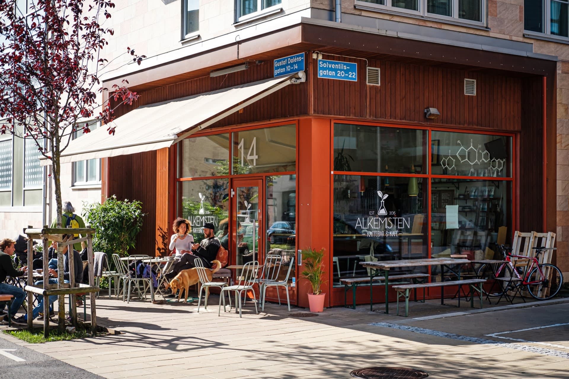 Alkemisten Kaffebar i Kvillebäcken serverar ekologiskt specialkaffe och lokalt producerad mat