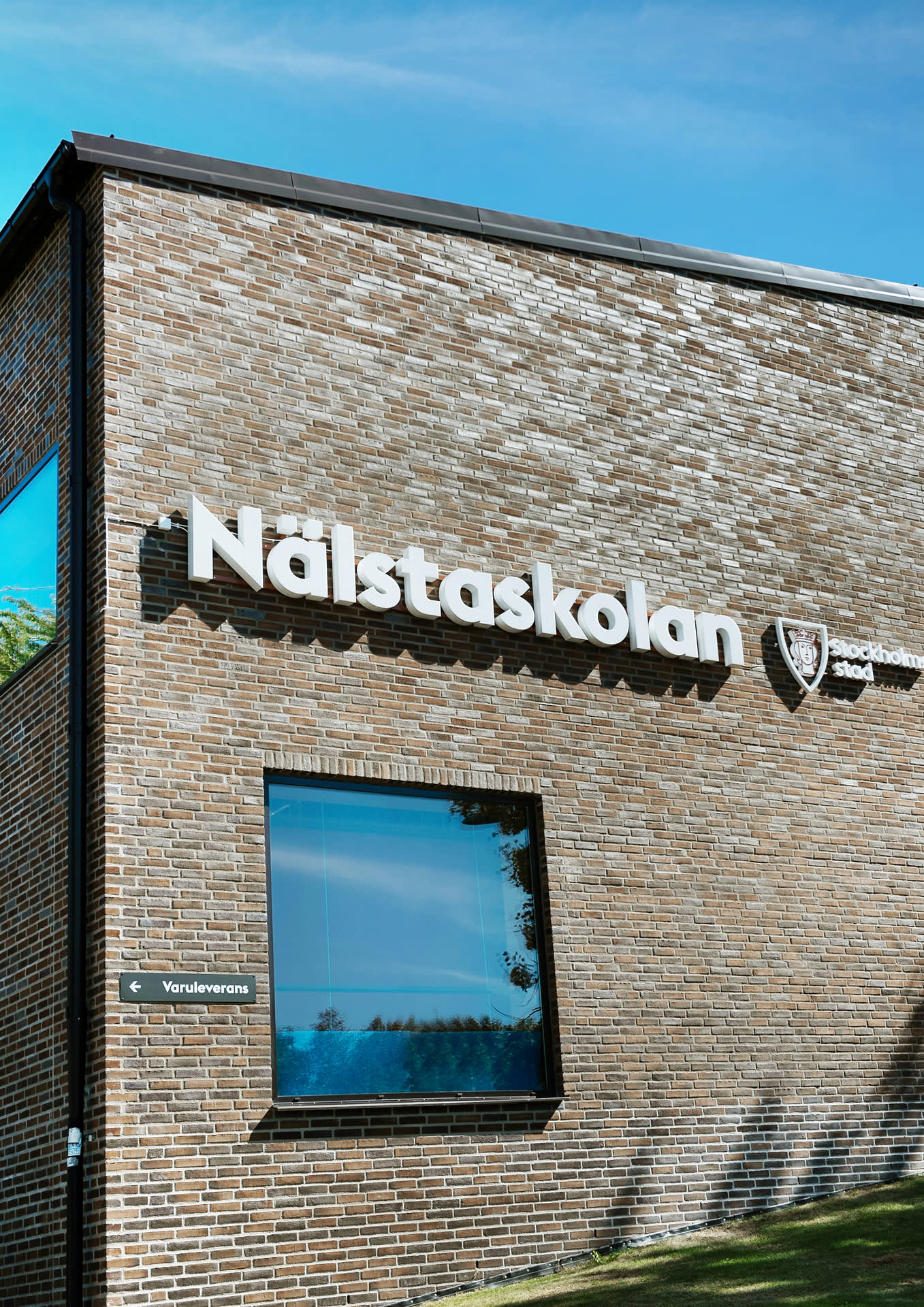 Nälstaskolan, en av de populära och närbelägna skolor man gärna söker sig till