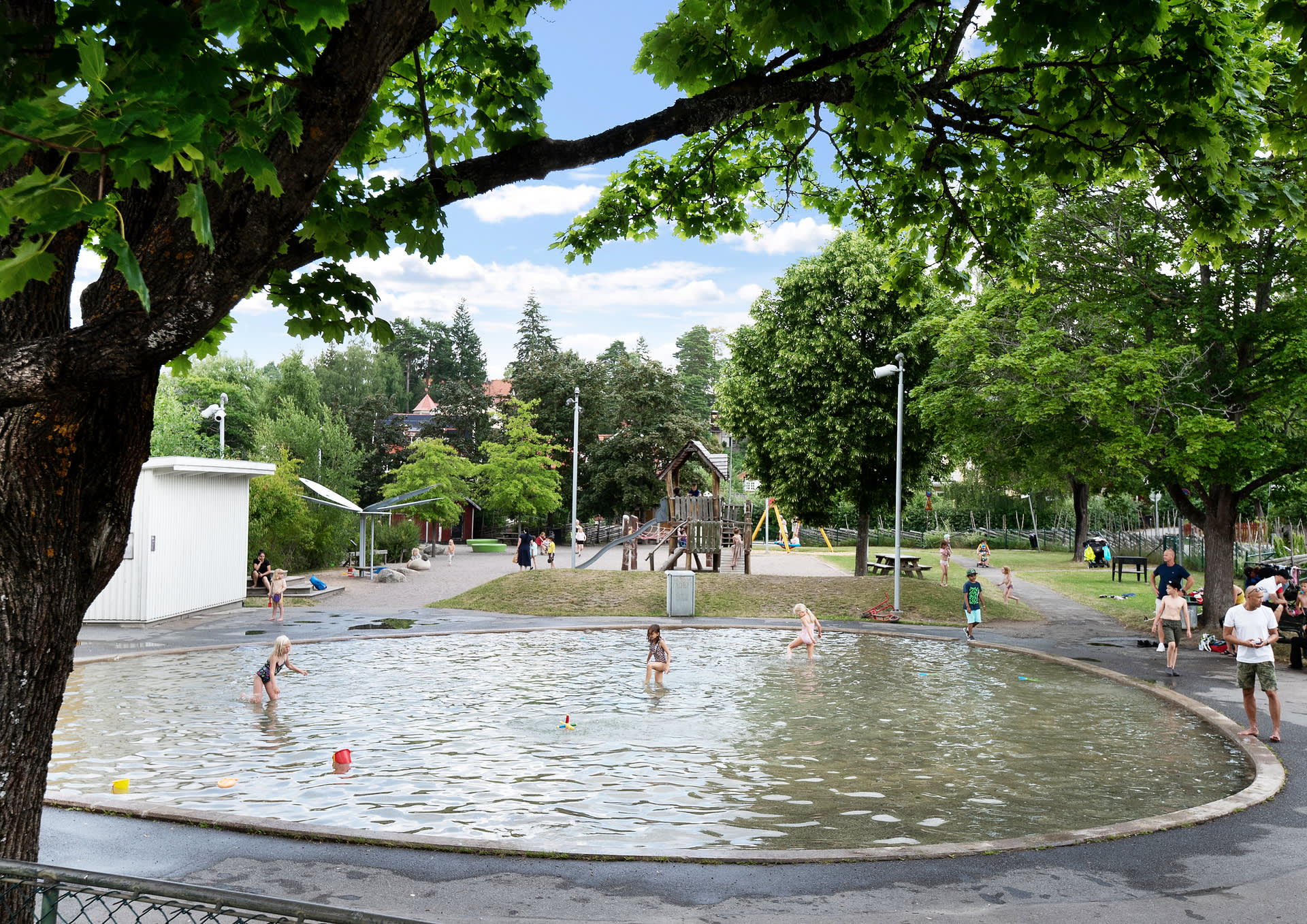 Lekplatsen Soltunet, med plaskdamm, ligger på promenadavstånd