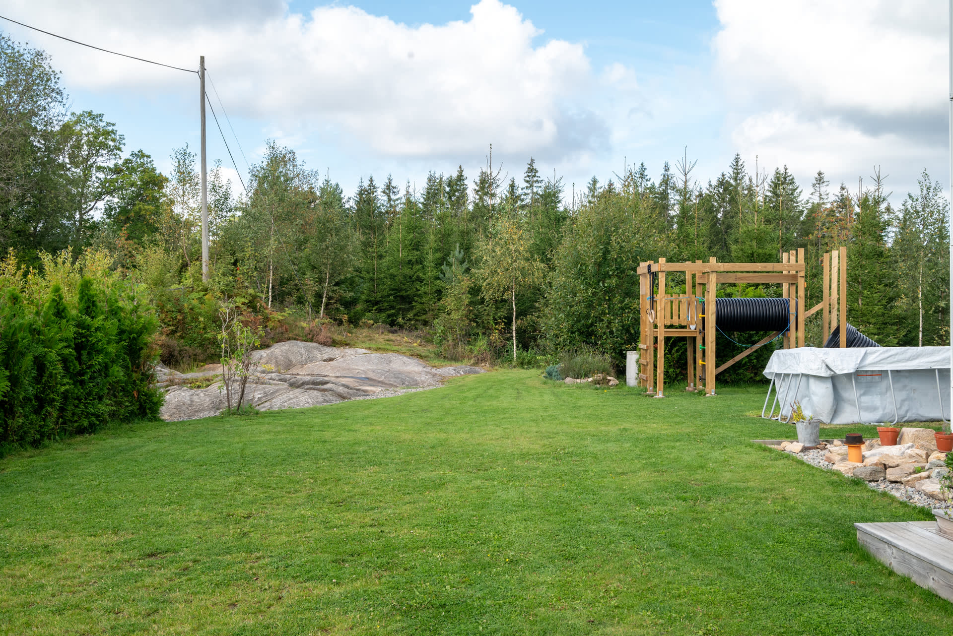 Vacker del av trädgård med stenpartier