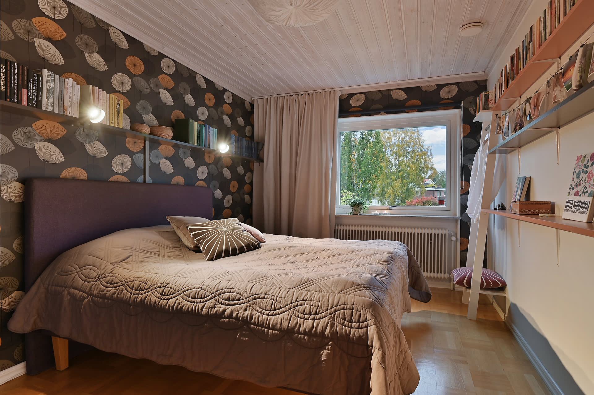 Rymligt Master Bedroom, ett av fyra tilltagna sovrum på övre plan