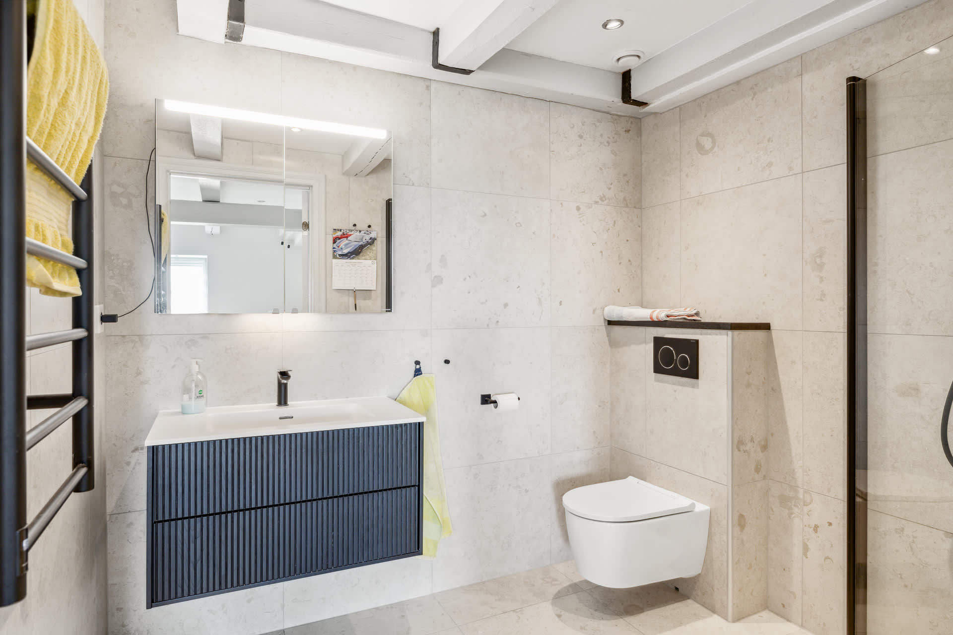 Helkaklat badrum som renoverades 2021 och nås från sovrummet