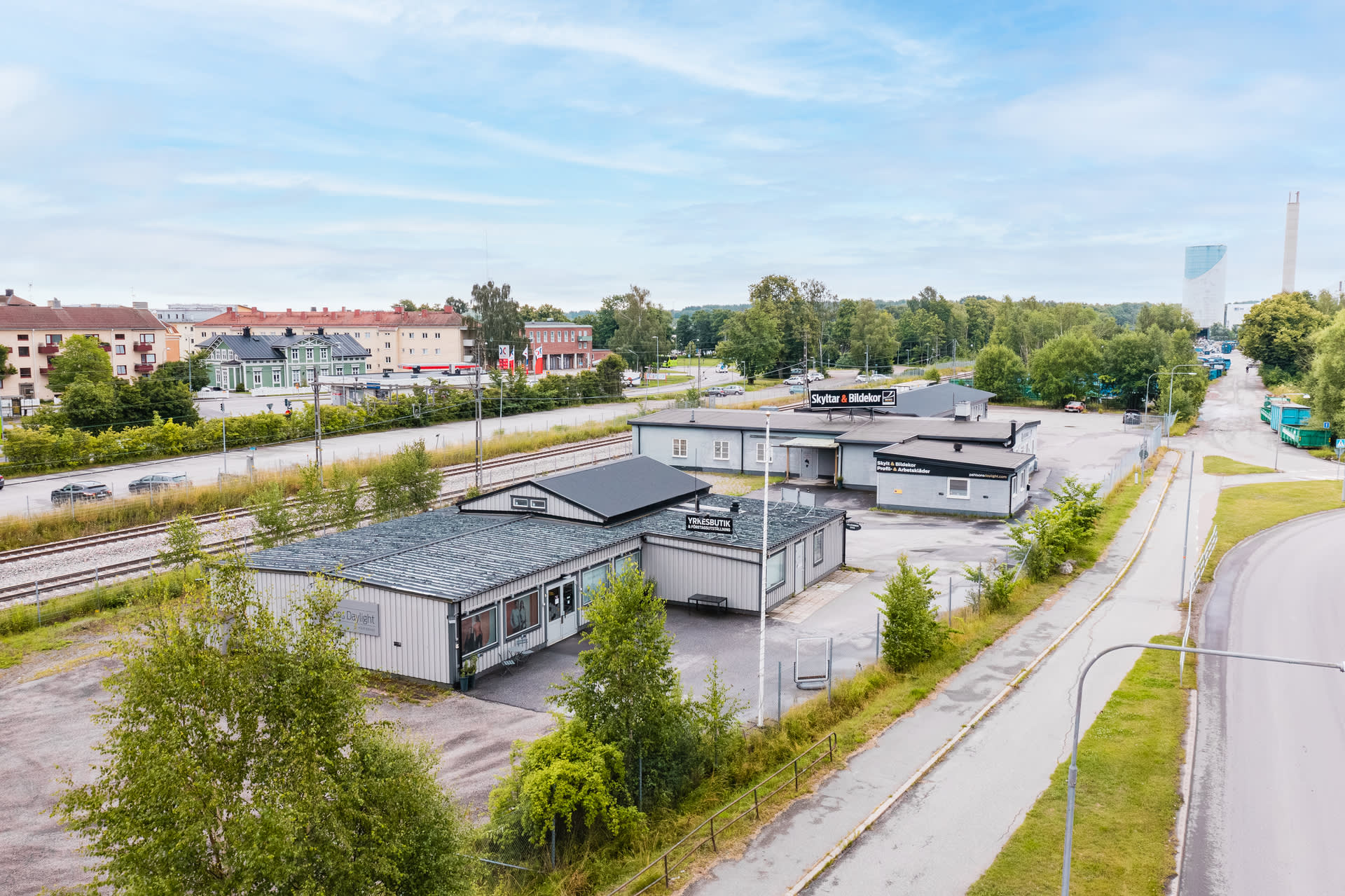 Centralt belägen industrifastighet. På andra sidan järnvägen ligger Nyköpings buss station. Det tar 5 min att promenera till centrum. 

Byggnaden i nerkant innehåller försäljningsyta/butik.