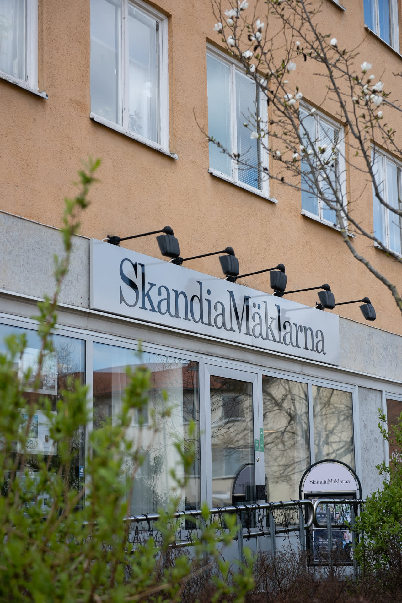 På Spånga Torg ligger SkandiaMäklarnas Bobutik. Välkommen in!