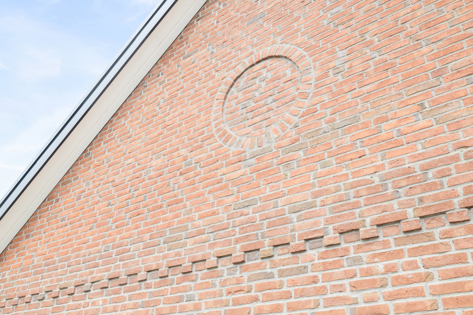 Elegant fasad med handslaget danskt tegel