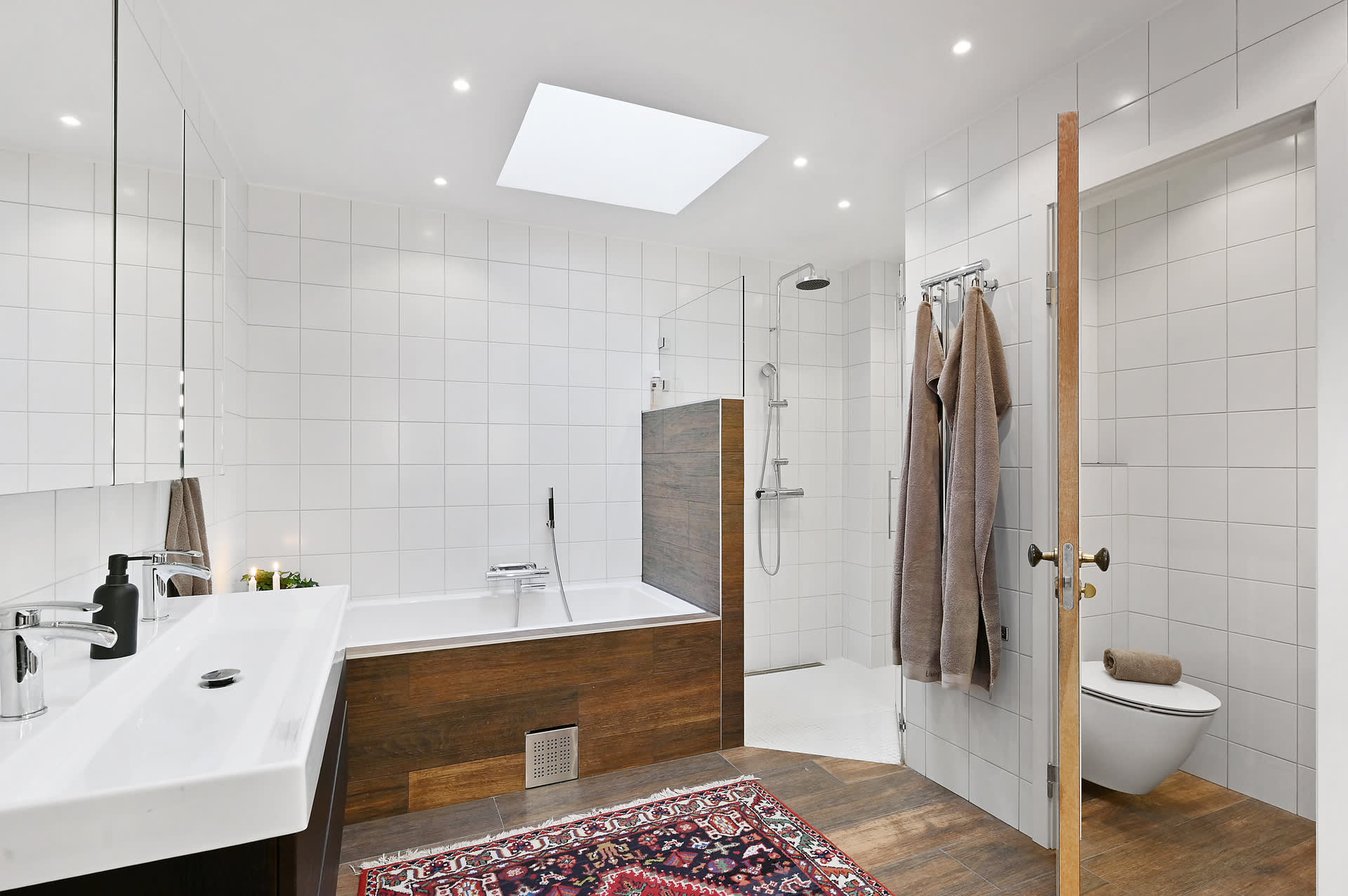 Generös dusch, inkaklat badkar och vägghängd wc i privat lösning. Två takfönster ger vackert ljusinsläpp!