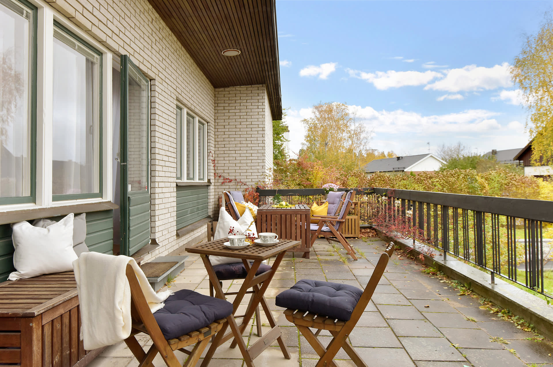 Den generösa terrassen har access från såväl kök som från vardagsrummets matsalsdel